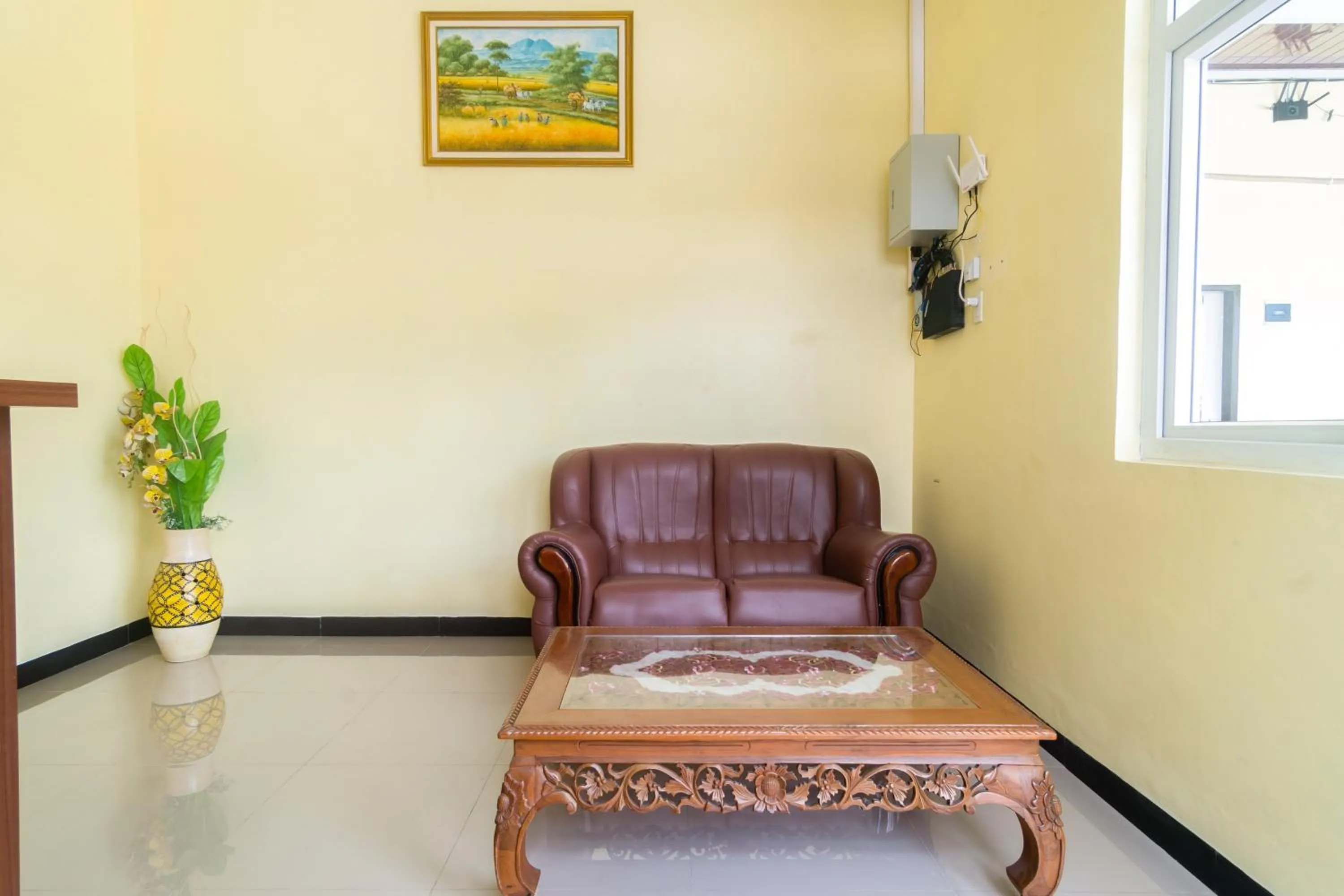 Seating area in RedDoorz Plus at Sempurna Inn Medan