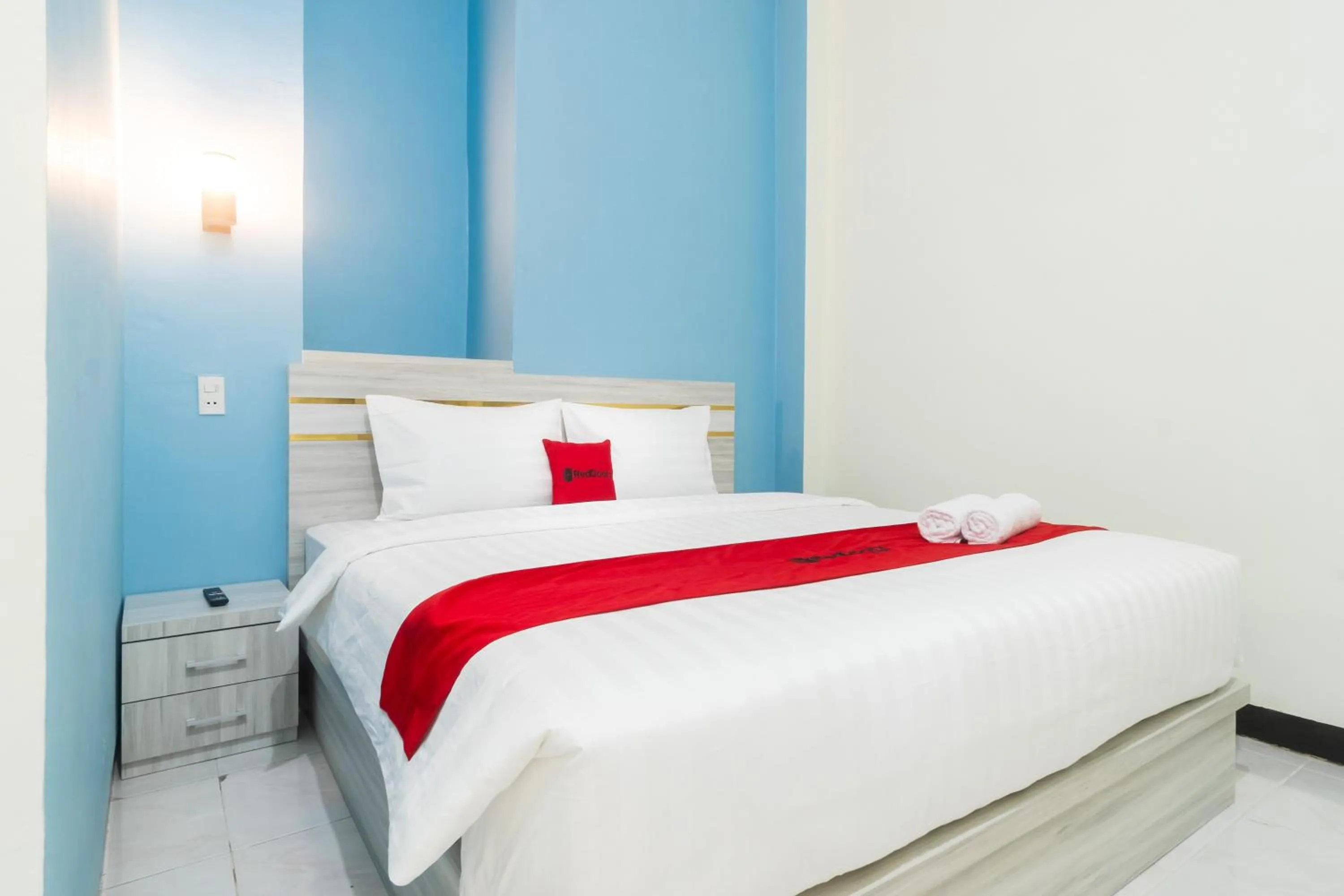 Bedroom, Bed in RedDoorz Plus at Sempurna Inn Medan
