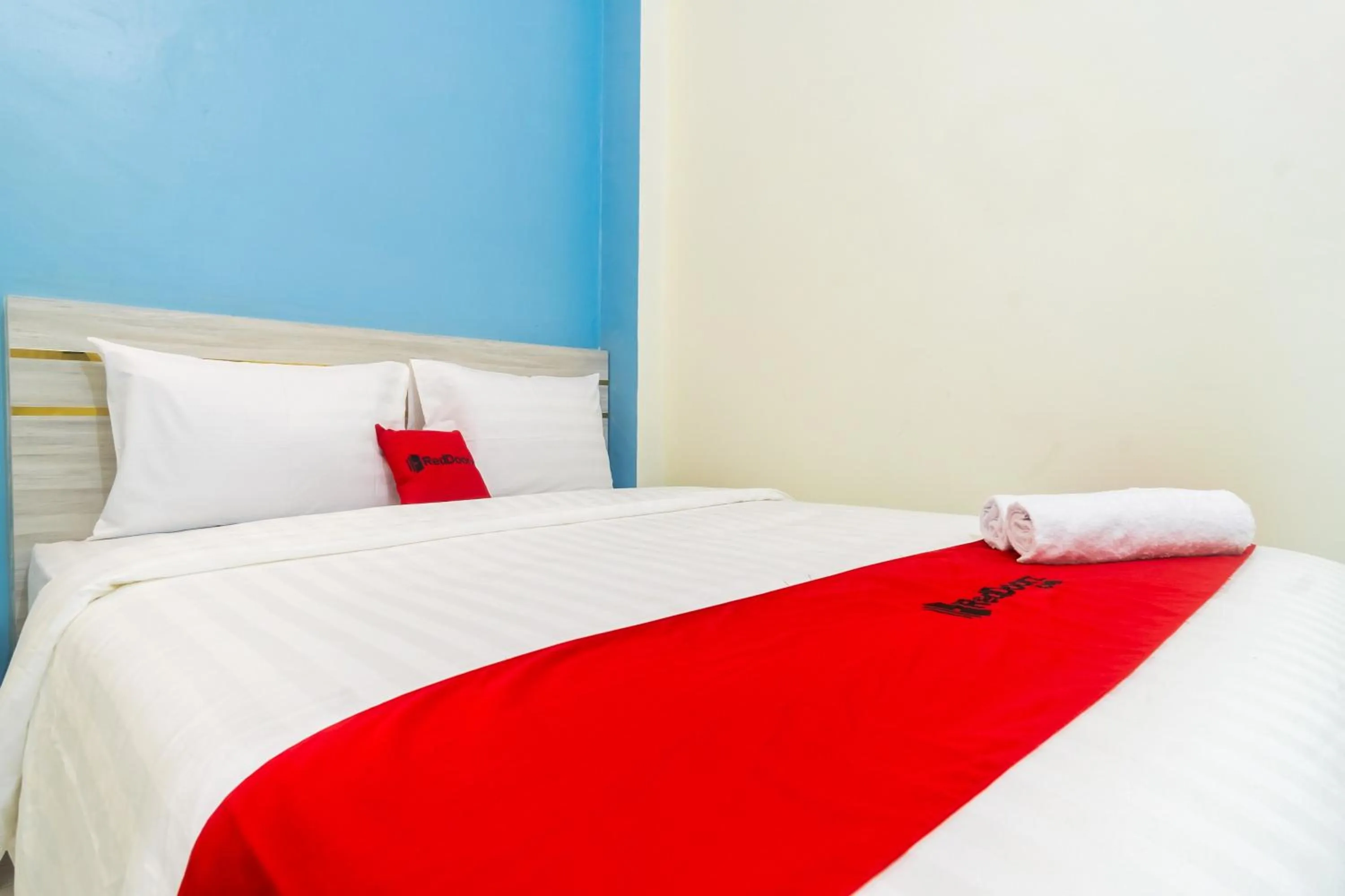 Bedroom, Bed in RedDoorz Plus at Sempurna Inn Medan