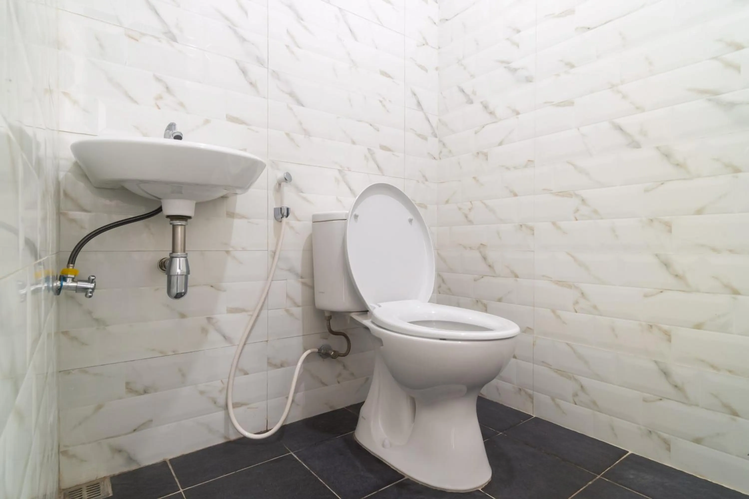 Bathroom in RedDoorz Plus at Sempurna Inn Medan