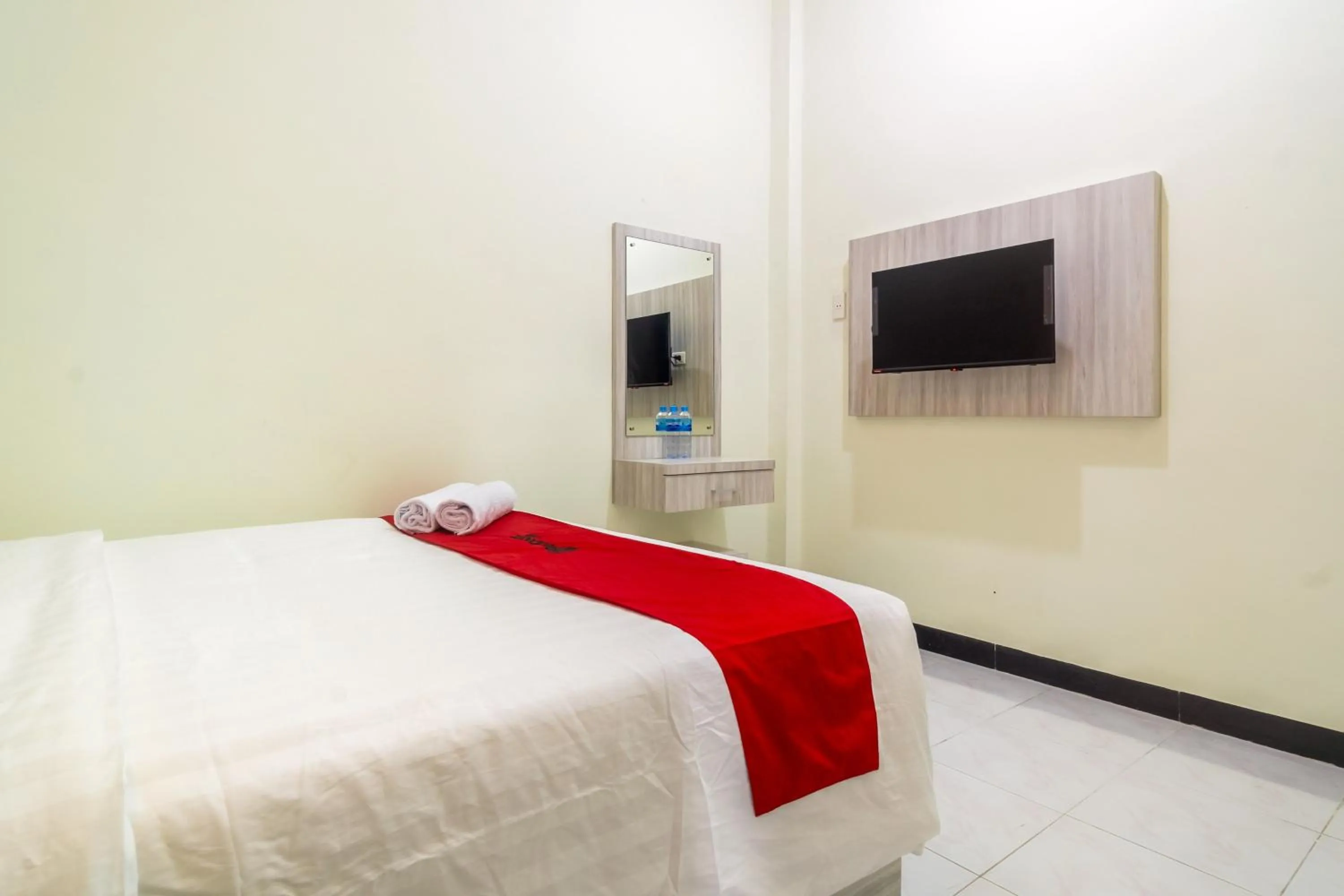 Bedroom, Bed in RedDoorz Plus at Sempurna Inn Medan