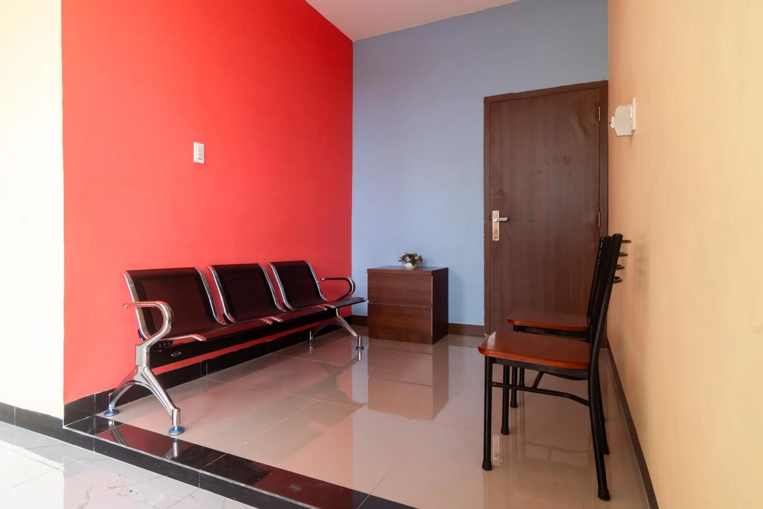 Seating area in RedDoorz Plus at Sempurna Inn Medan