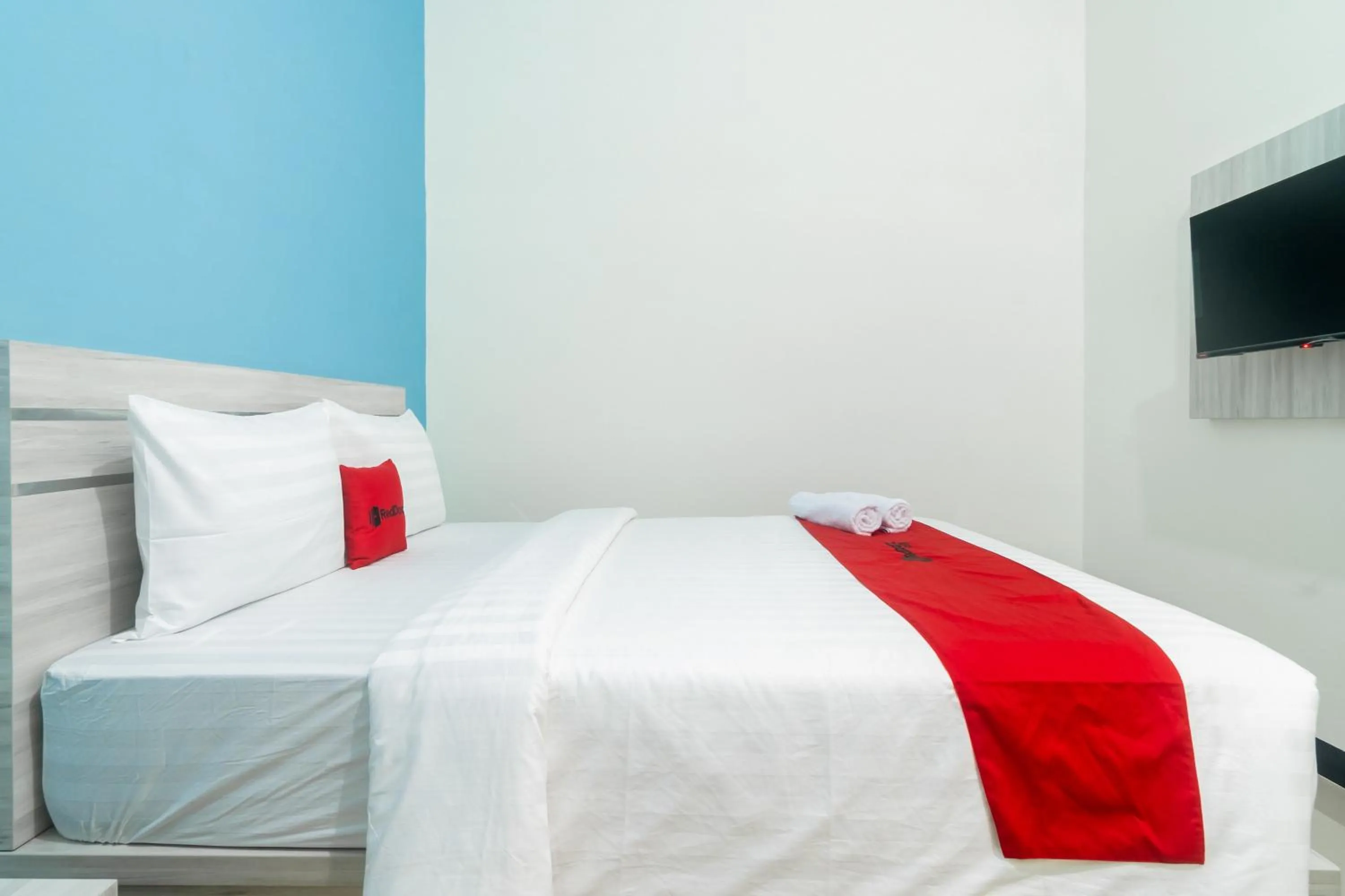 Bedroom, Bed in RedDoorz Plus at Sempurna Inn Medan