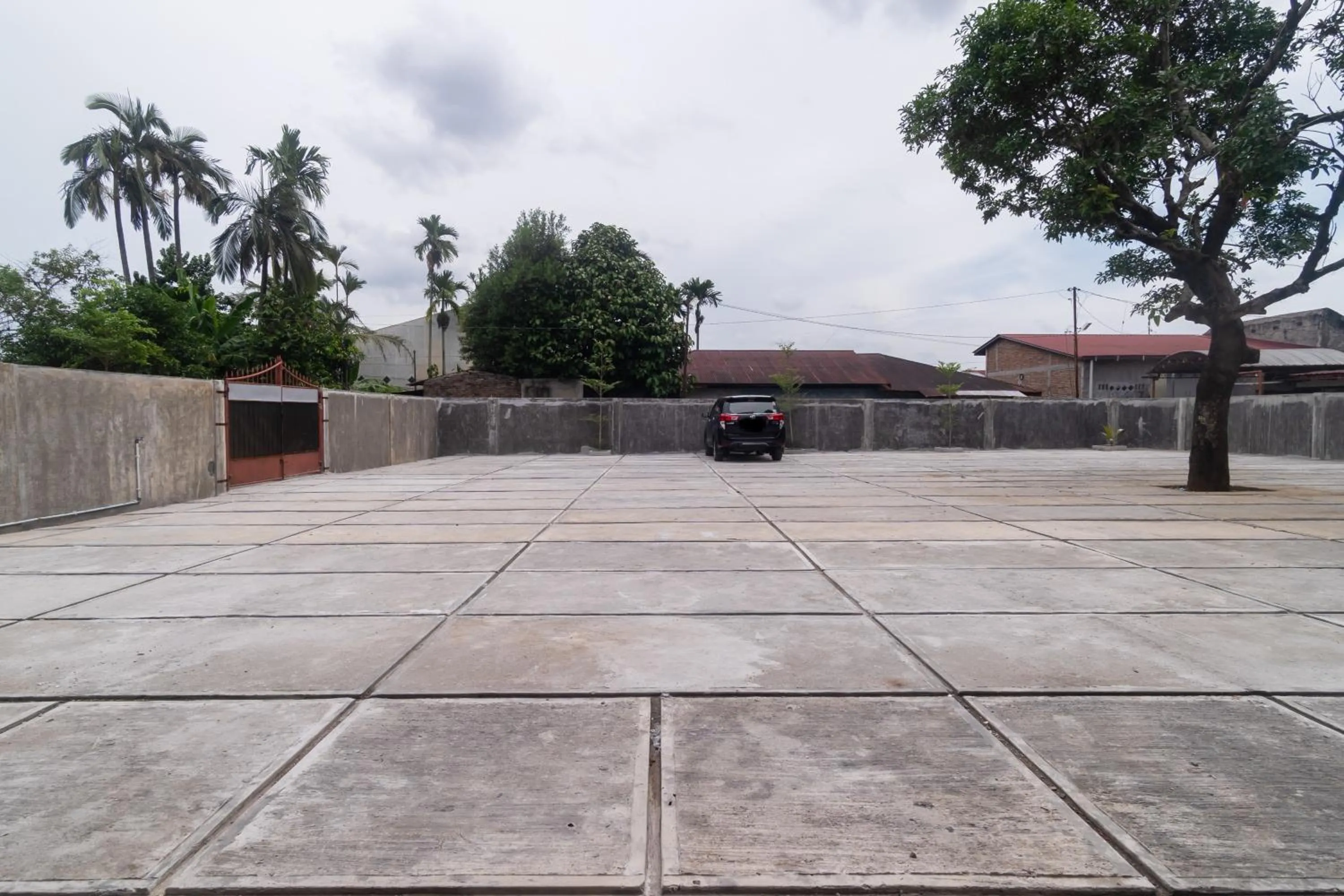 Parking in RedDoorz Plus at Sempurna Inn Medan