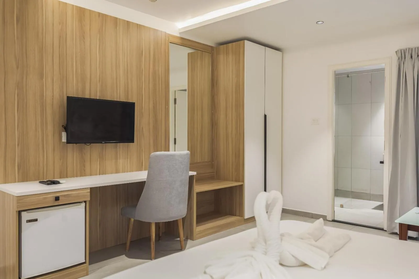 TV and multimedia, Bed in Akoya Business Hotel Whitefield