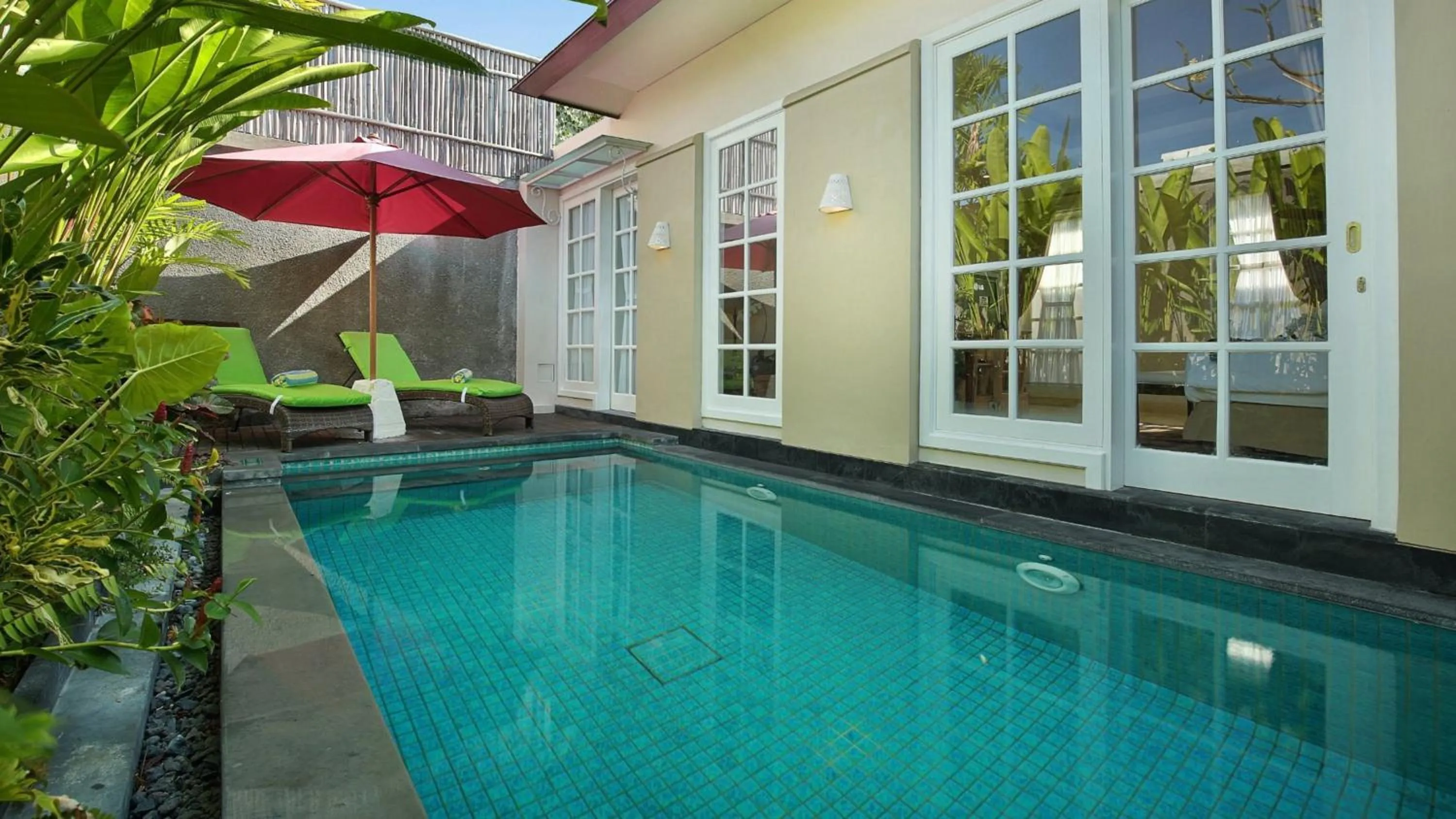 Swimming pool in SOLTERRA SEMINYAK Boutique Hotel & Spa Powered by Archipelago