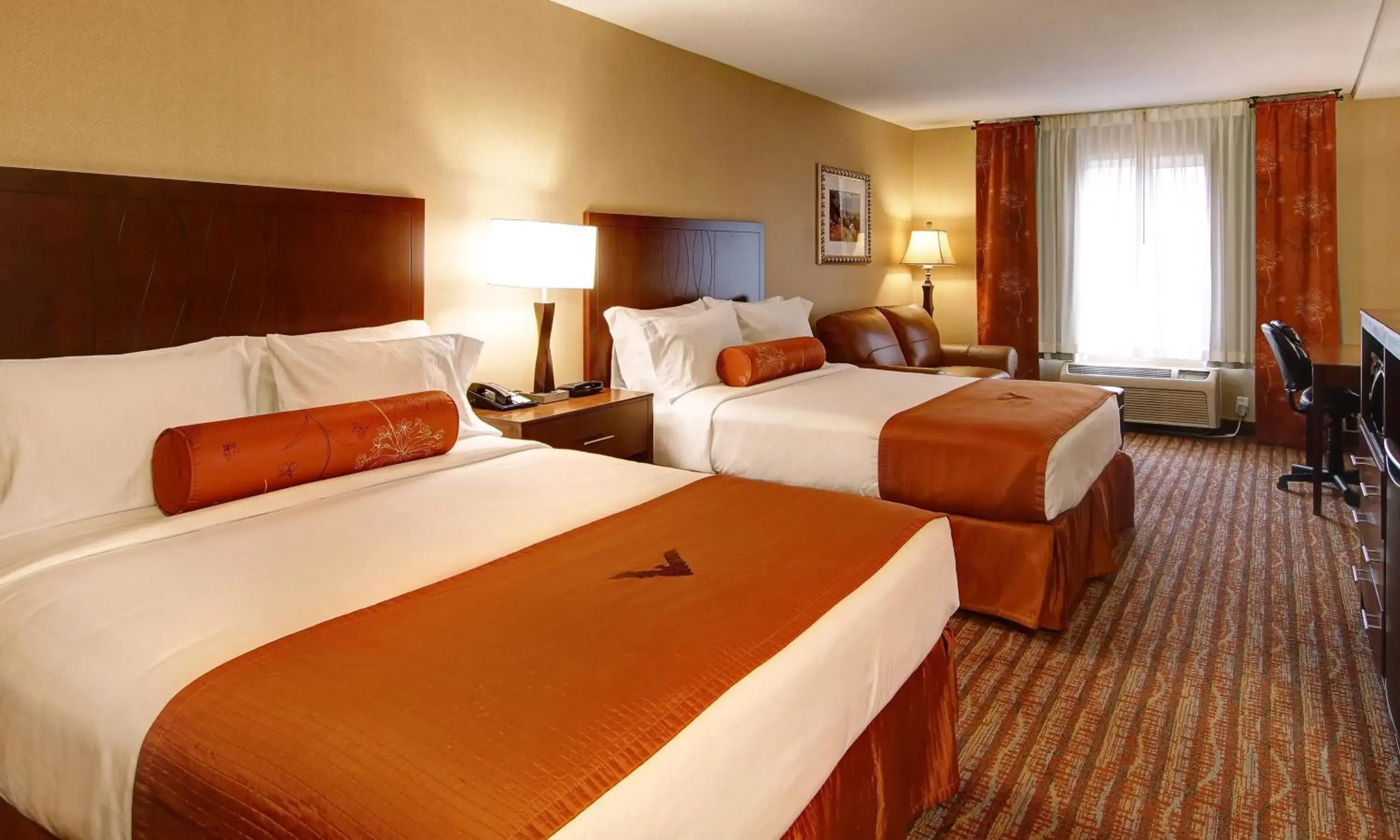 Seating area, Bed in Phoenix Inn Suites Albany Seating area, Bed in Phoenix Inn Suites Albany