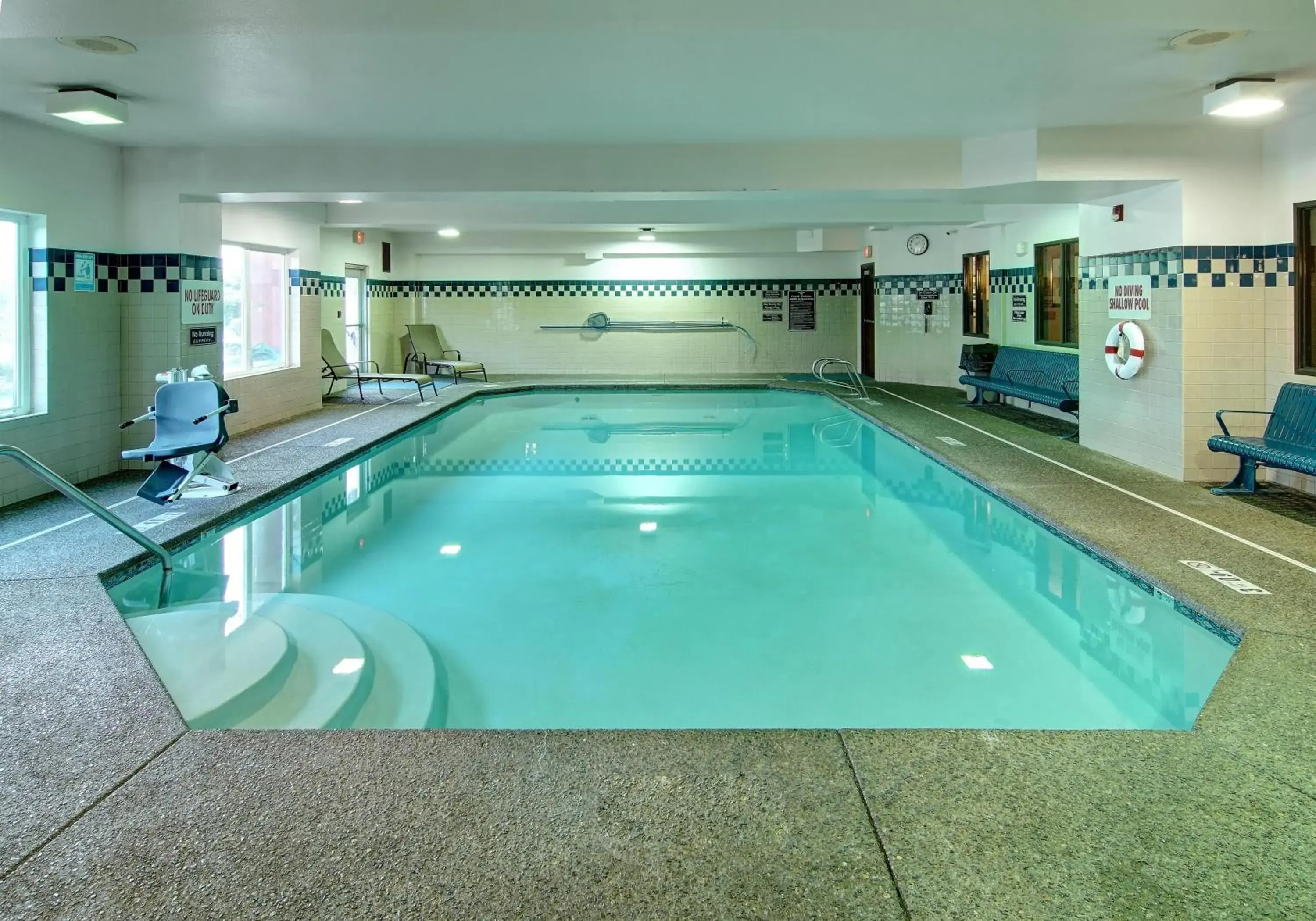 Swimming pool in Phoenix Inn Suites Albany Swimming pool in Phoenix Inn Suites Albany