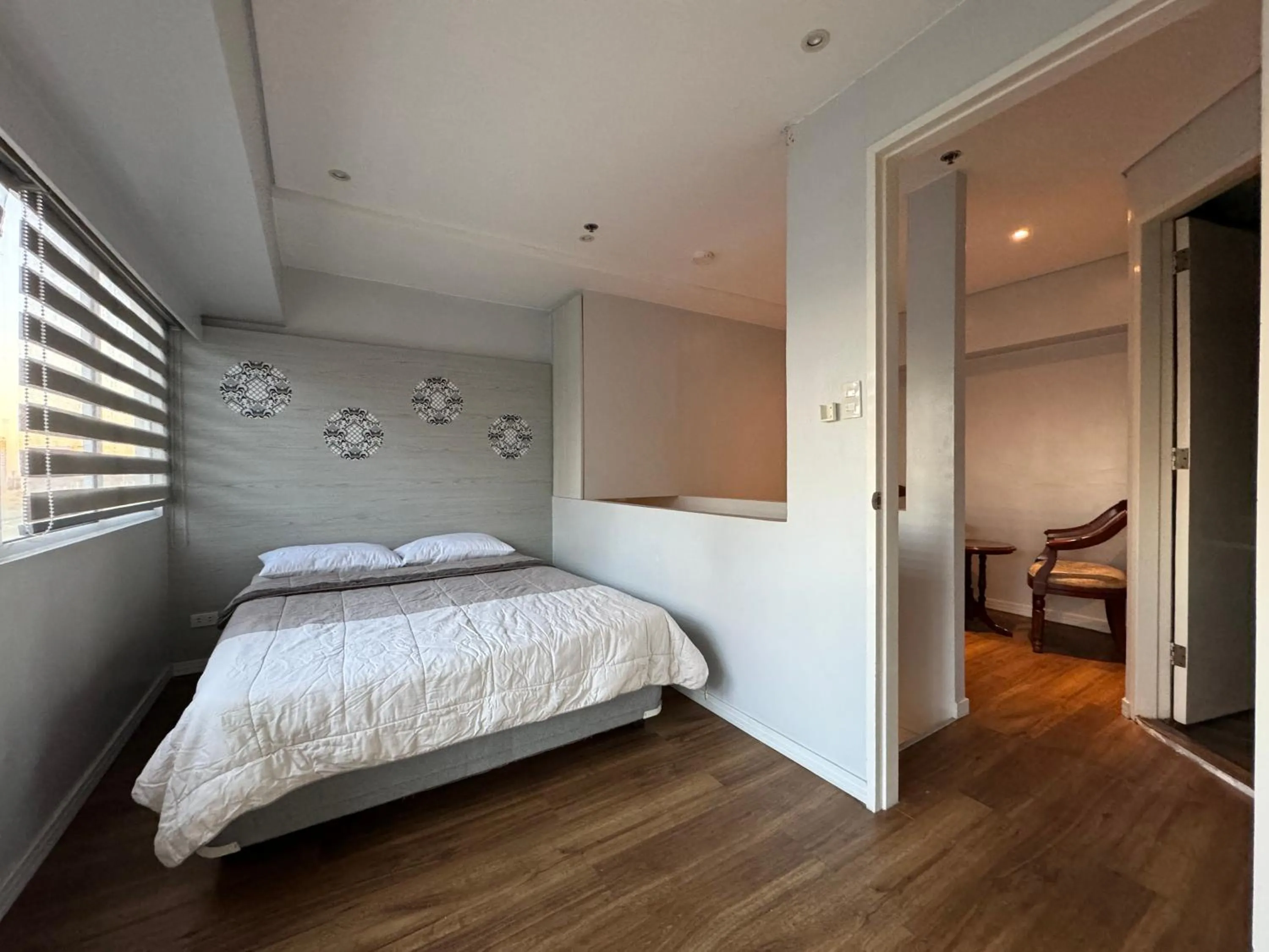Bed in Cozi Modern Loft Suite near high street BGC wifi pool