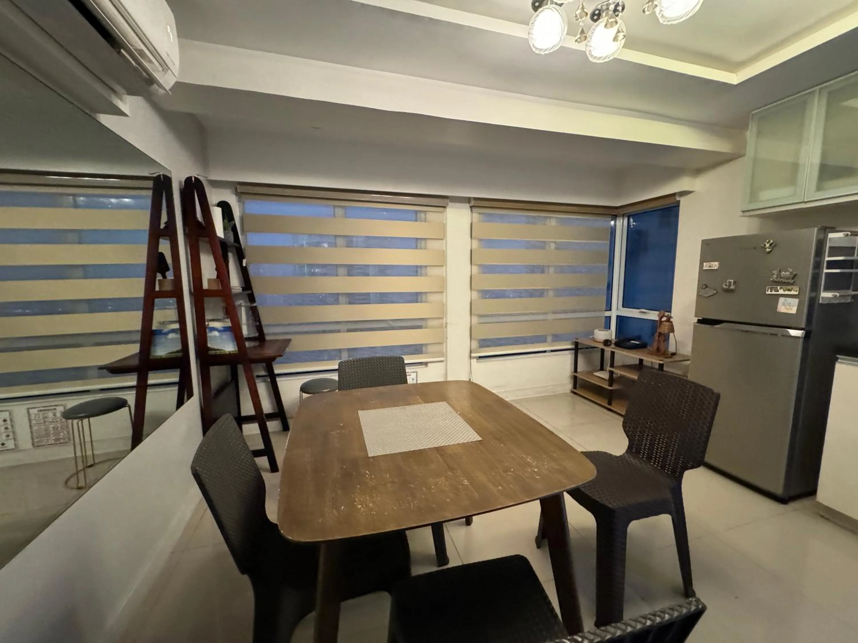 Cozi Modern Loft Suite near high street BGC wifi pool