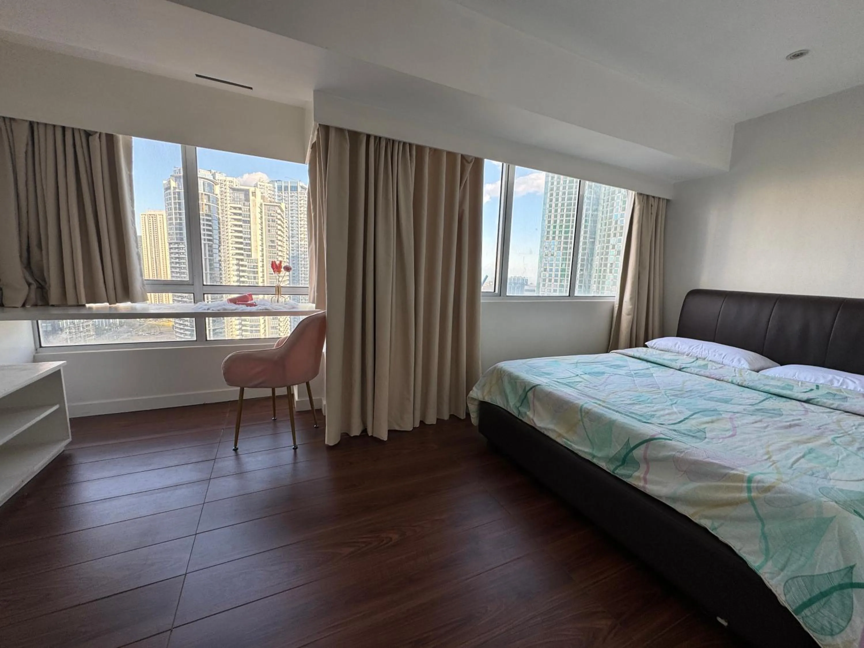 Bed in Cozi Modern Loft Suite near high street BGC wifi pool
