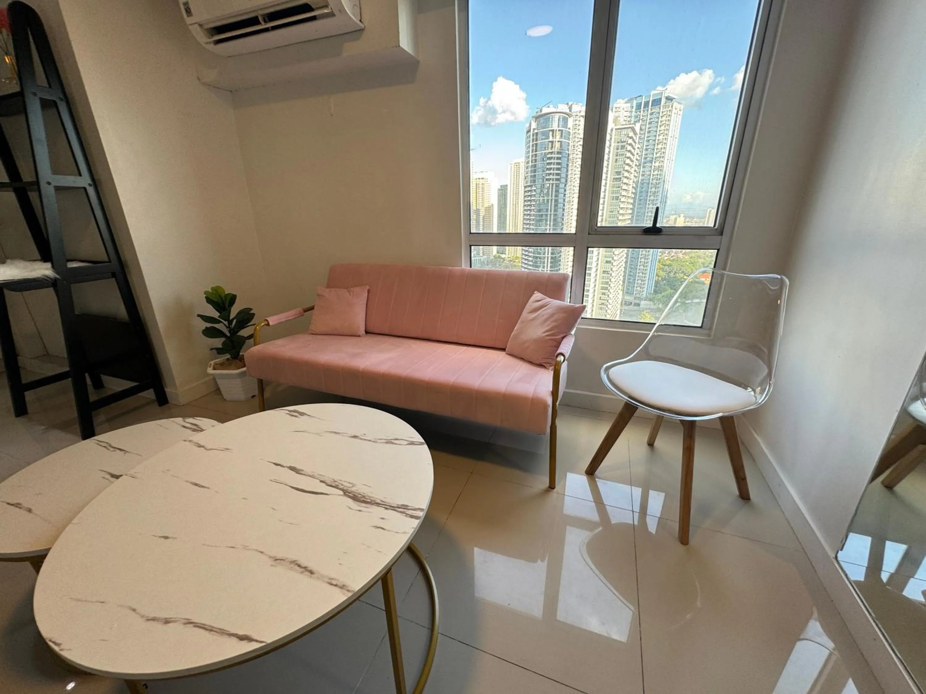 Cozi Modern Loft Suite near high street BGC wifi pool