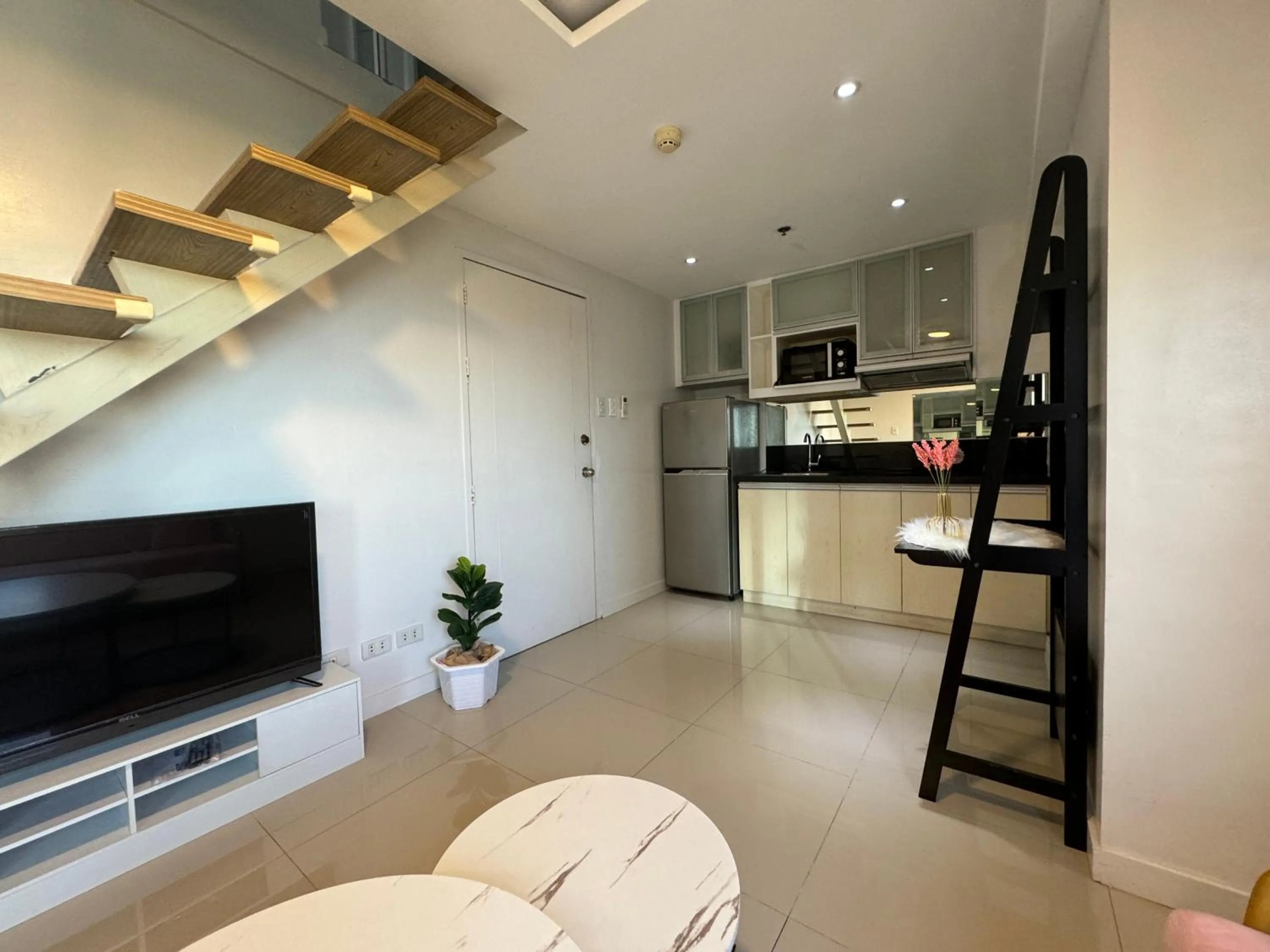 Cozi Modern Loft Suite near high street BGC wifi pool