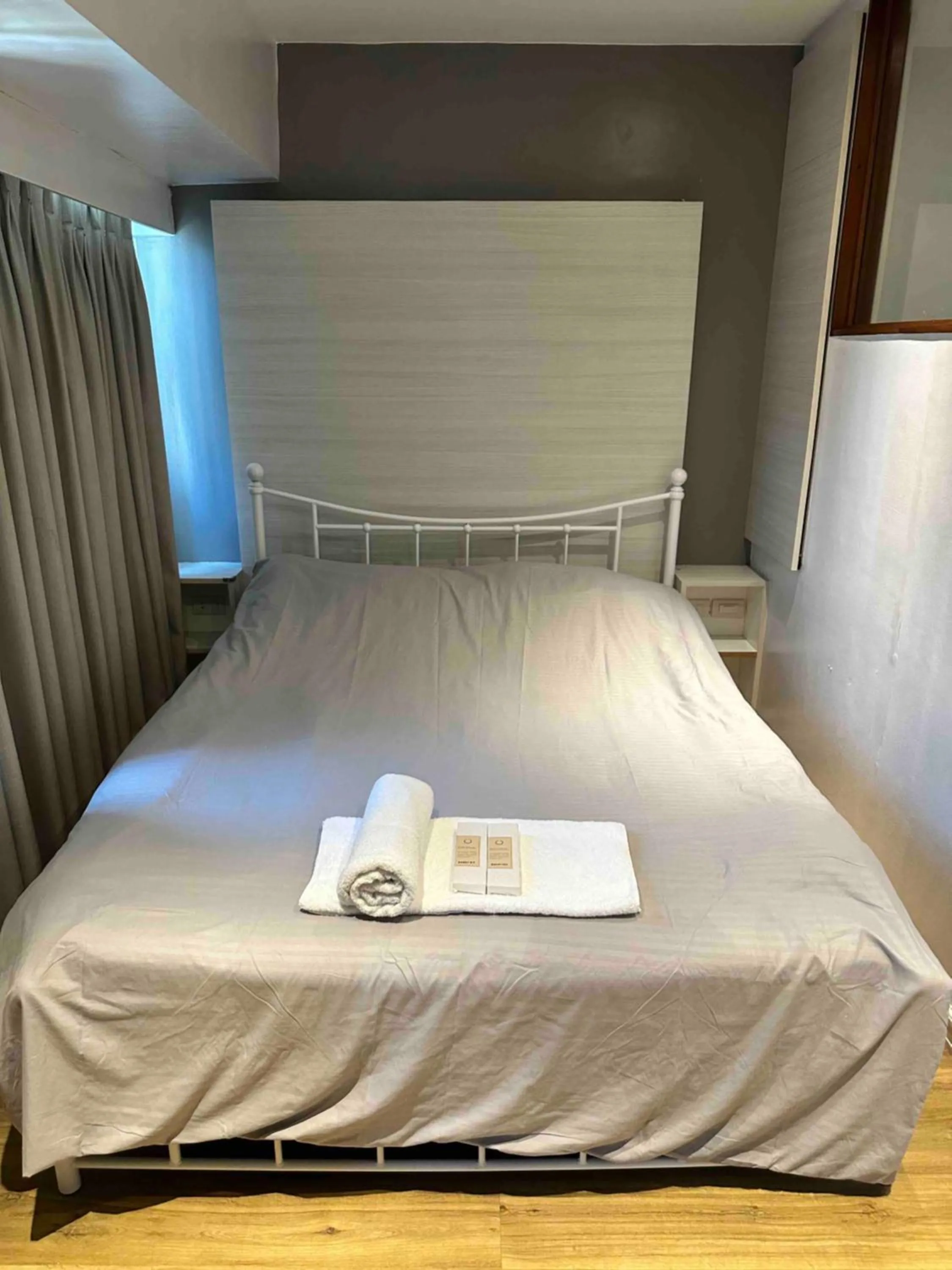 Bed in Cozi Modern Loft Suite near high street BGC wifi pool