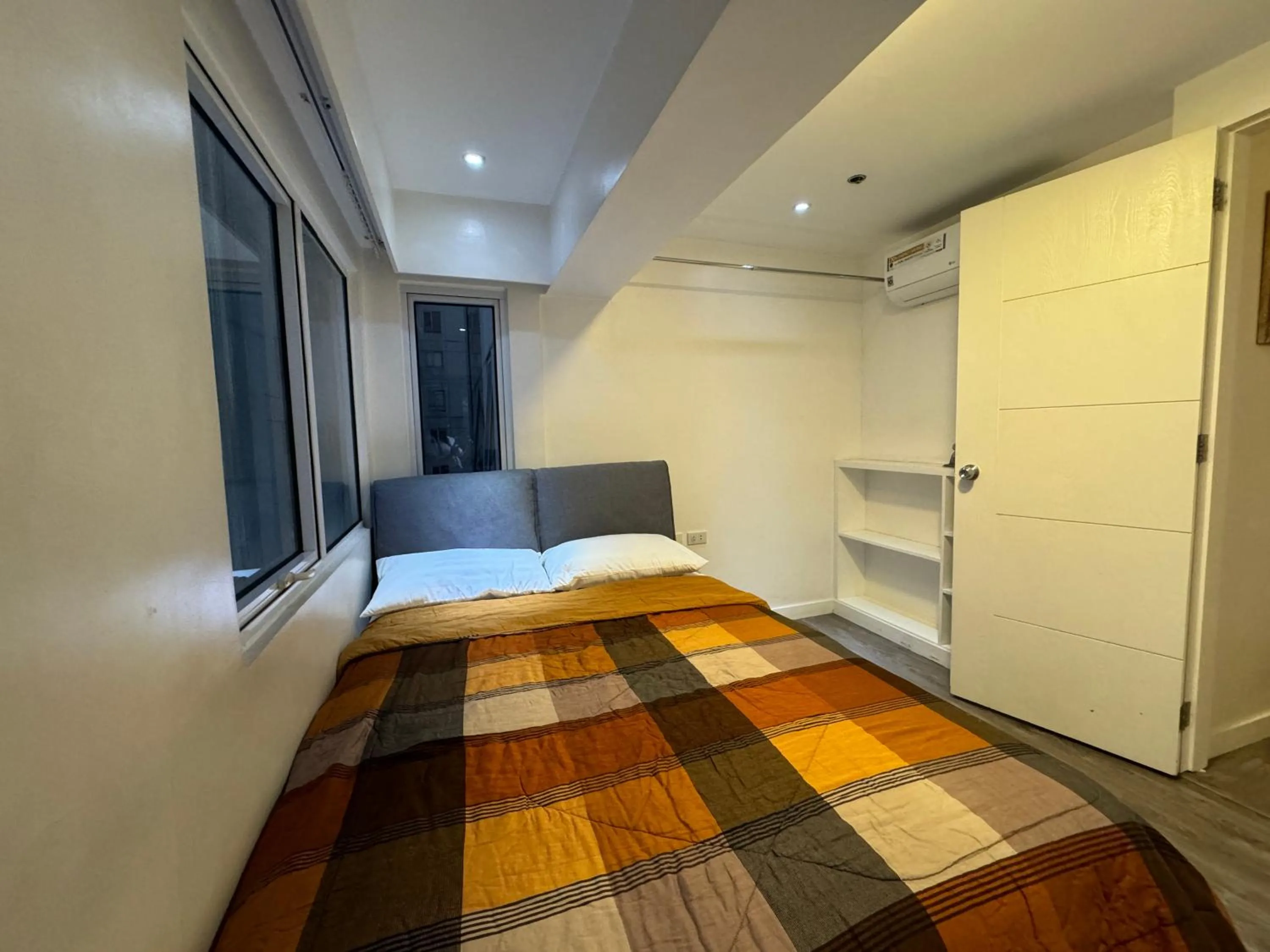 Bed in Cozi Modern Loft Suite near high street BGC wifi pool