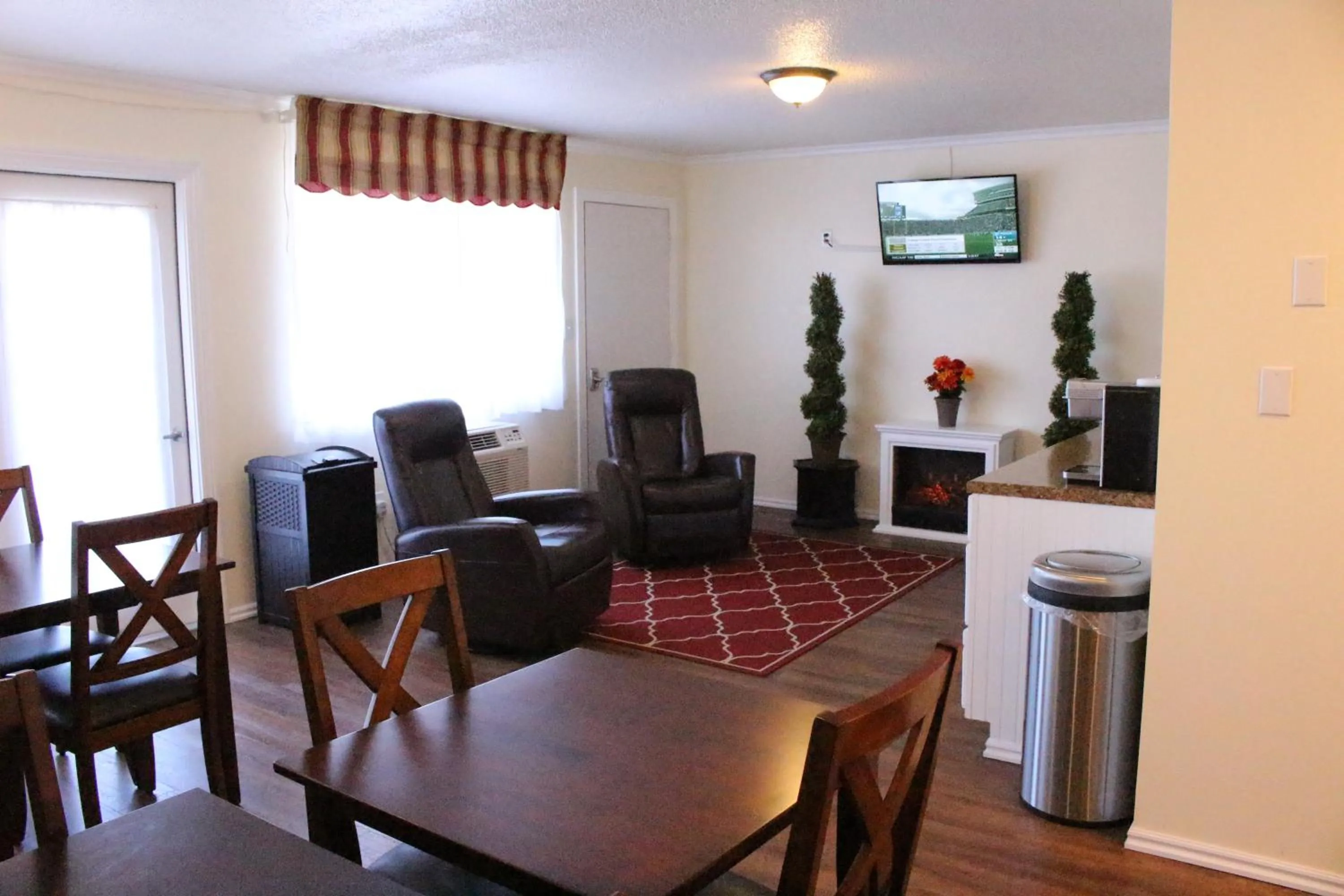 Communal lounge/ TV room in Sovana Inn