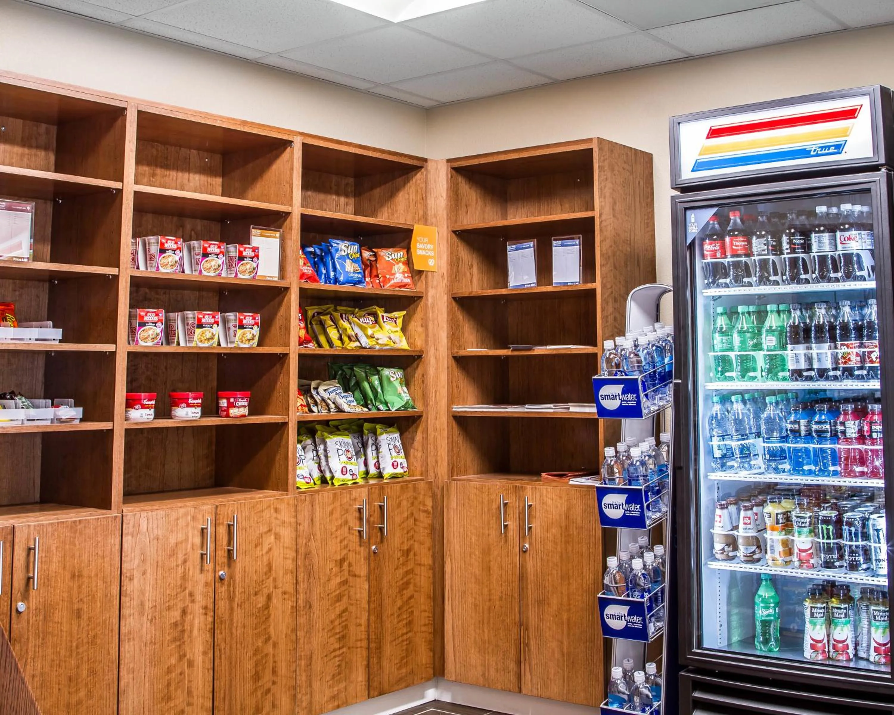 On-site shops in Comfort Suites Woodland - Sacramento Airport