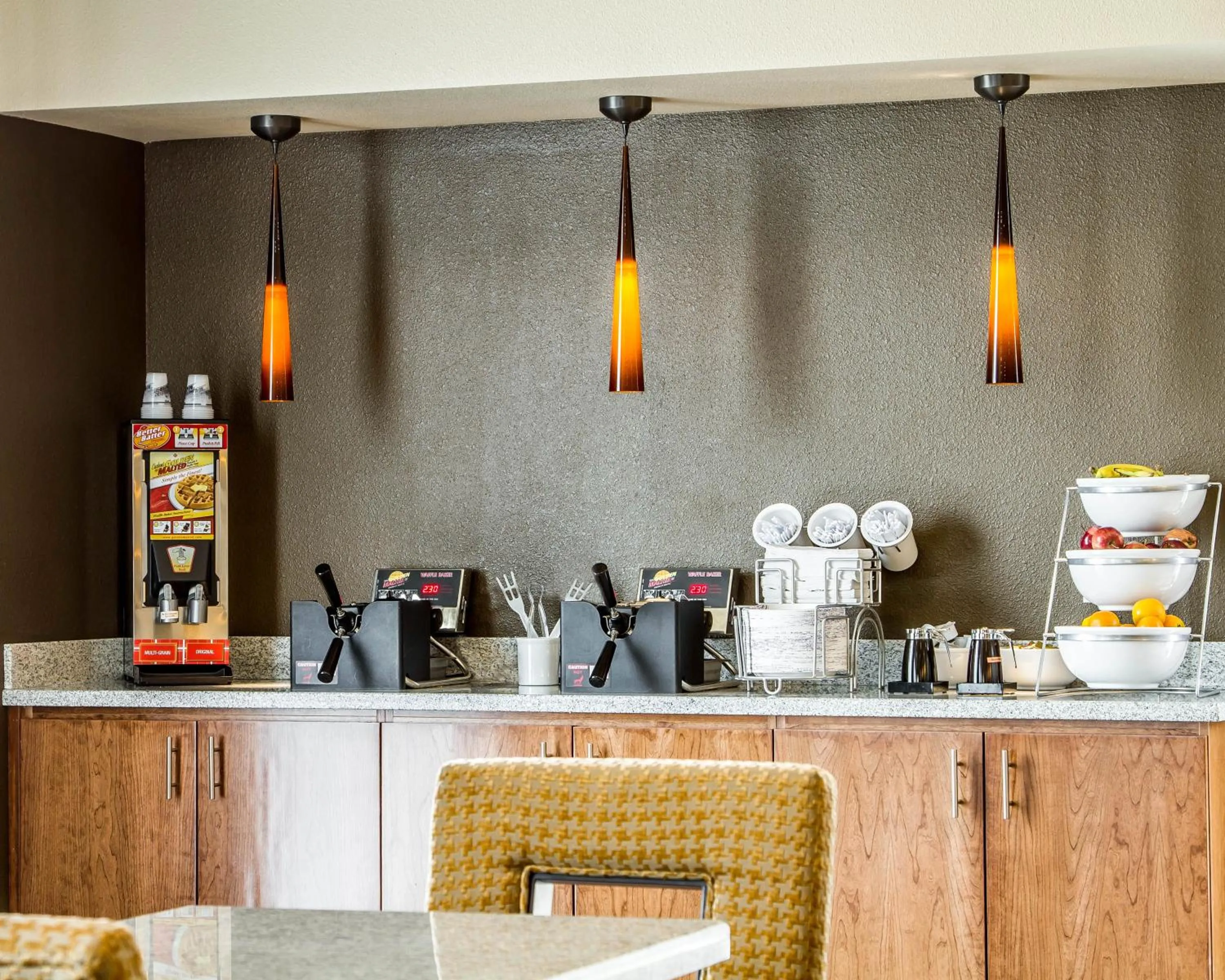 Dining area in Comfort Suites Woodland - Sacramento Airport