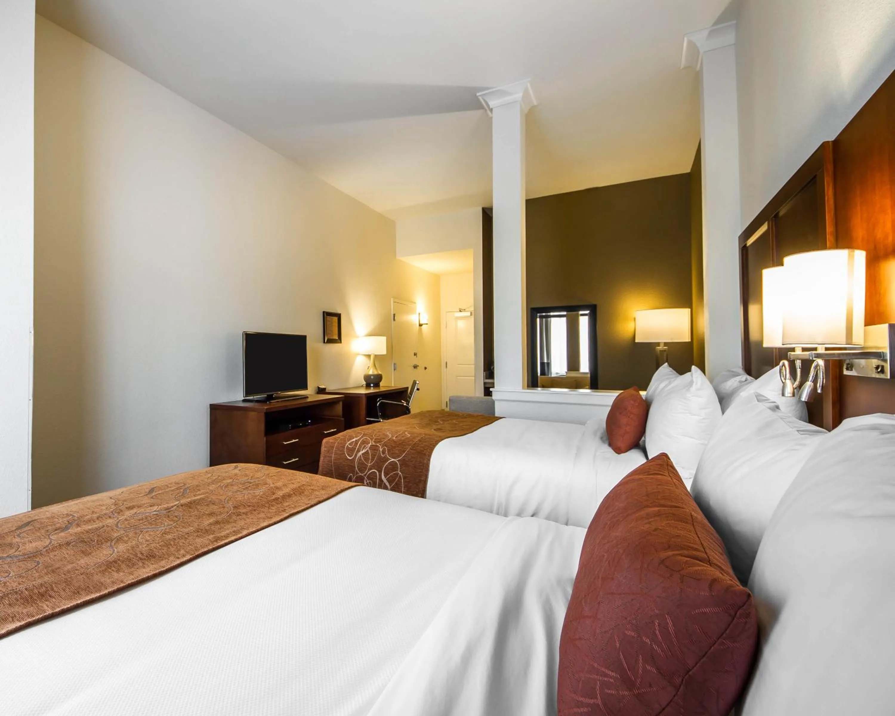 Photo of the whole room, Bed in Comfort Suites Woodland - Sacramento Airport