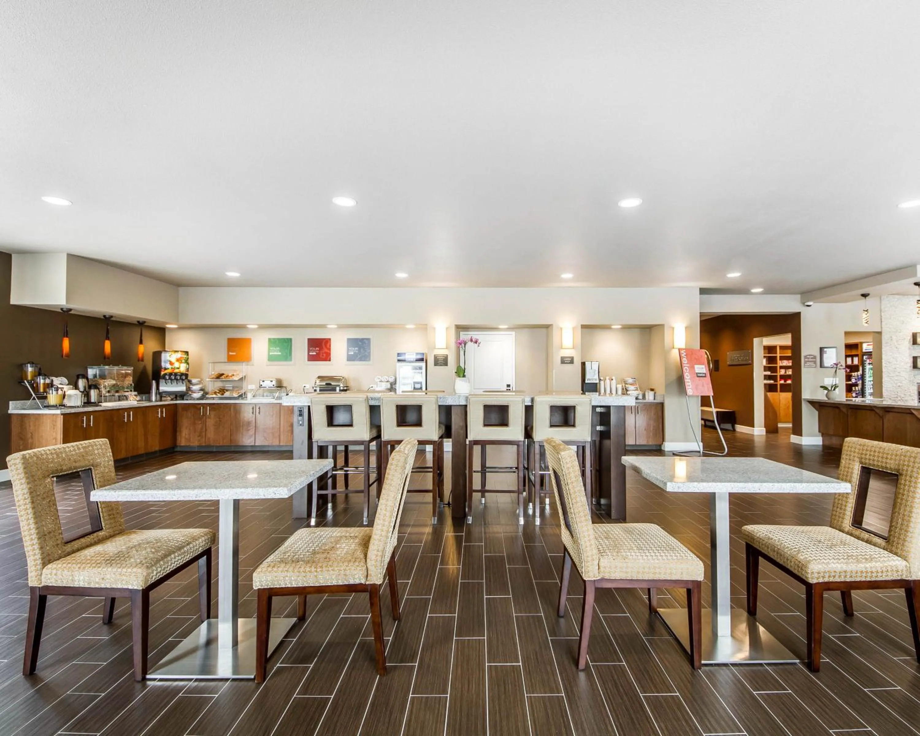 Dining area in Comfort Suites Woodland - Sacramento Airport