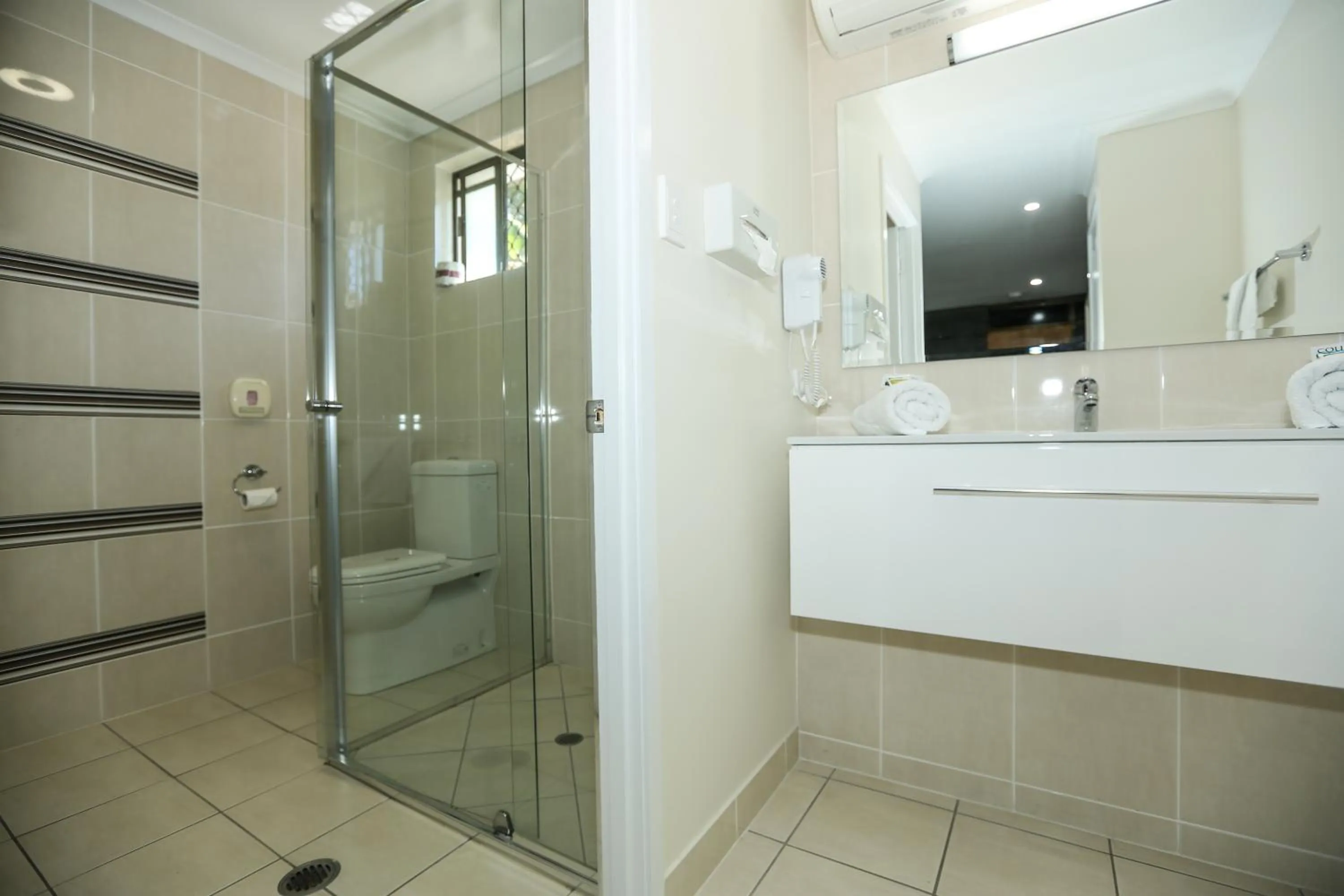 Bathroom in Amber Lodge Motel