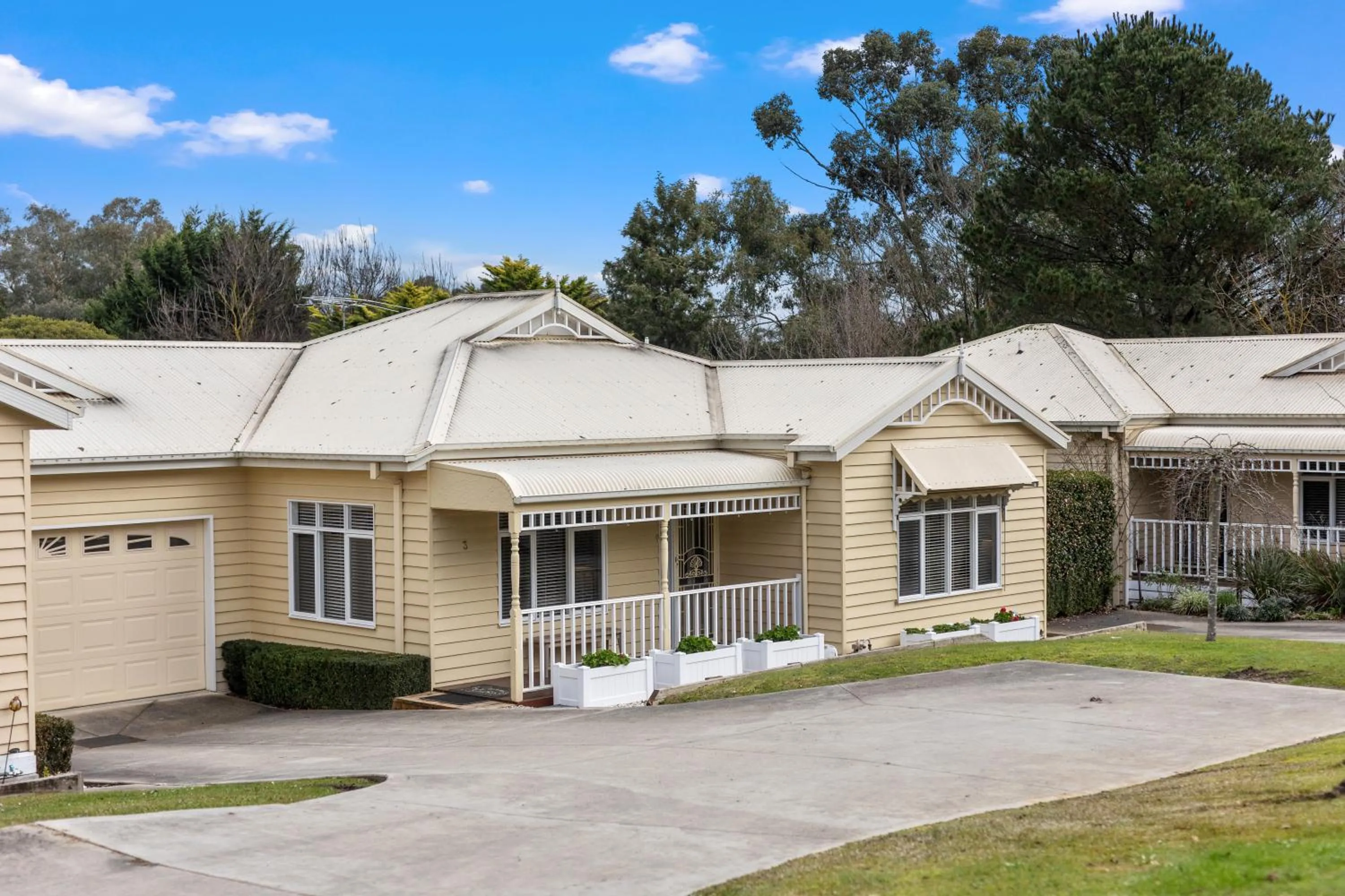 Facade/entrance in Yarra Gables