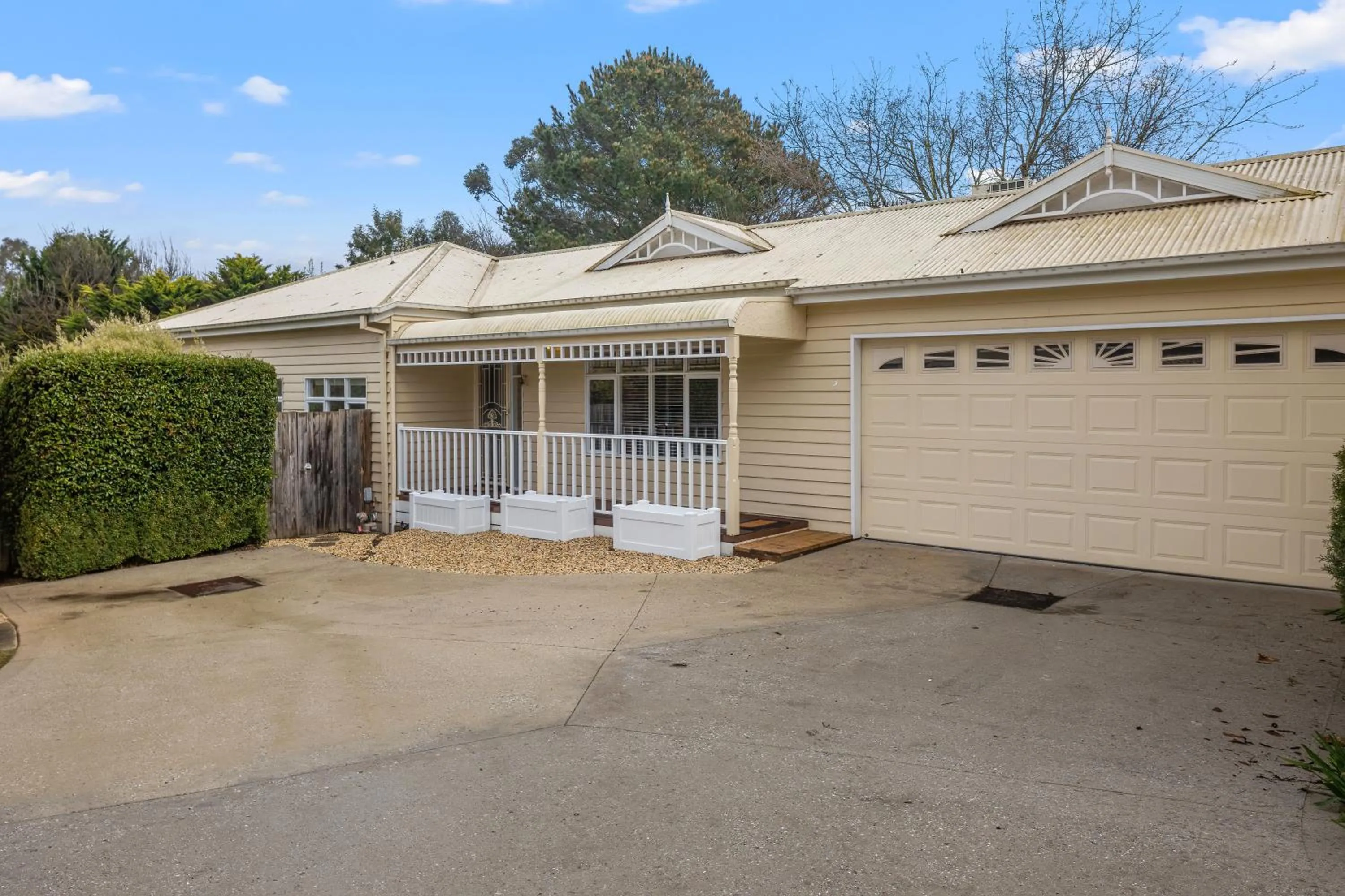 Facade/entrance in Yarra Gables