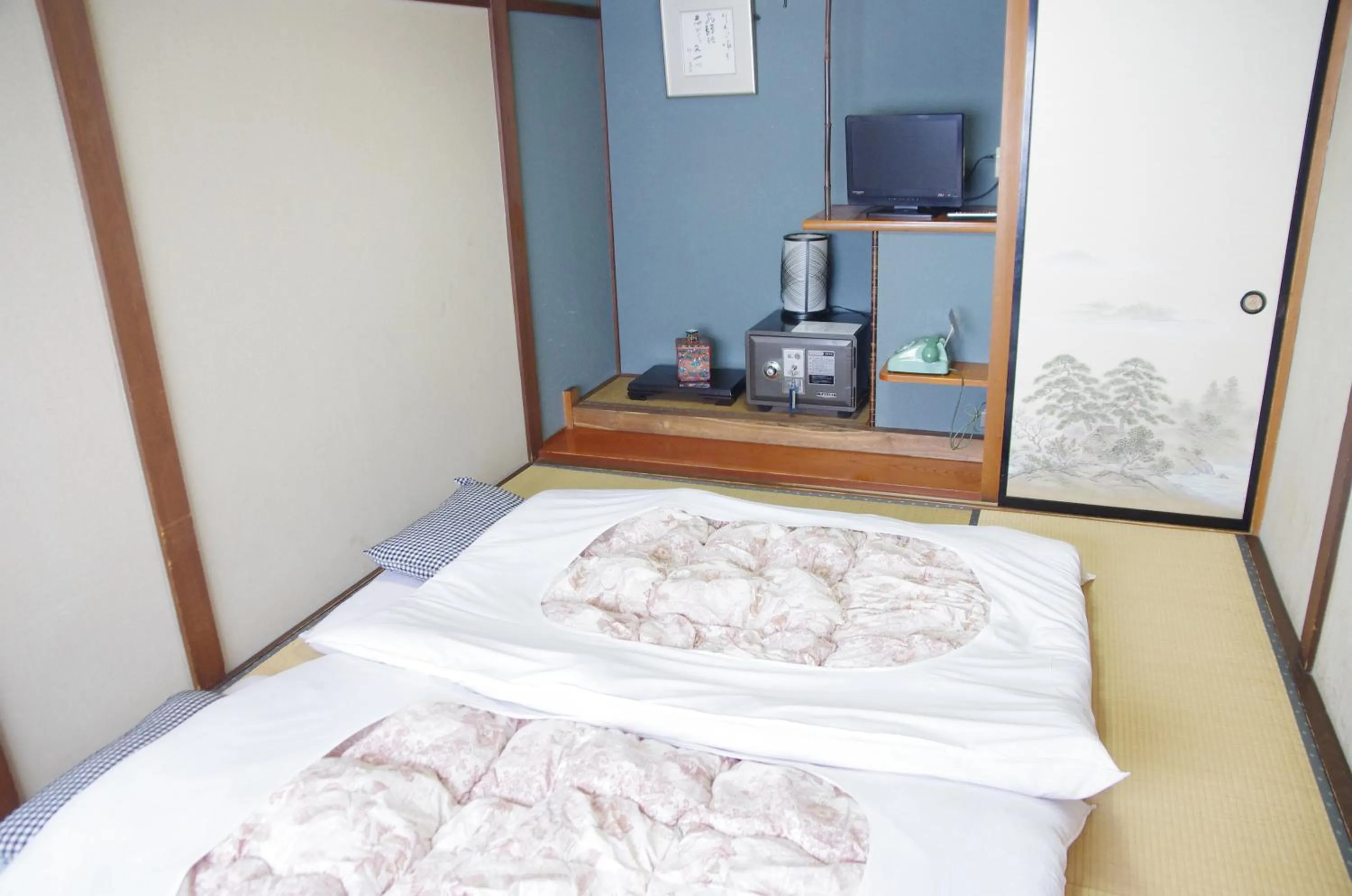 Photo of the whole room, Bed in Ryokan Takayama
