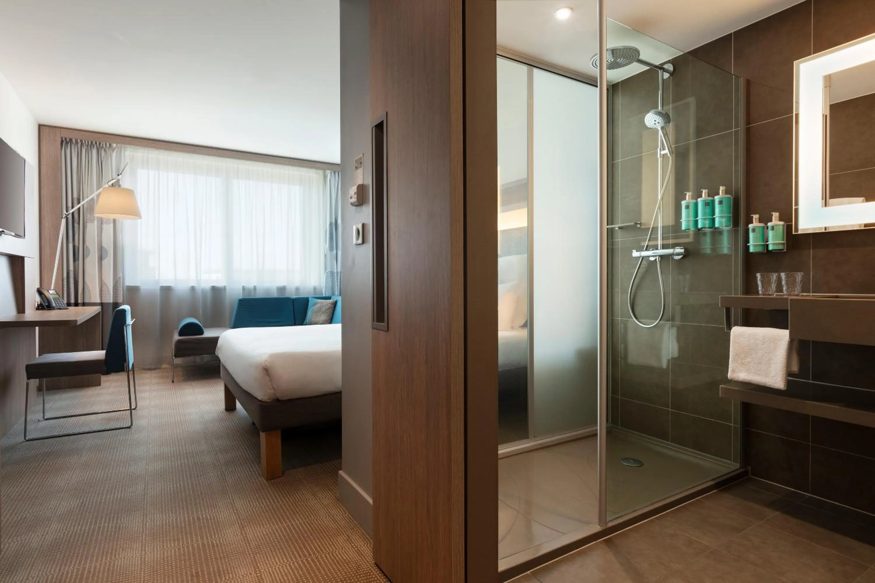 Shower, Bed in Novotel Paris Saint Denis Stade Basilique
