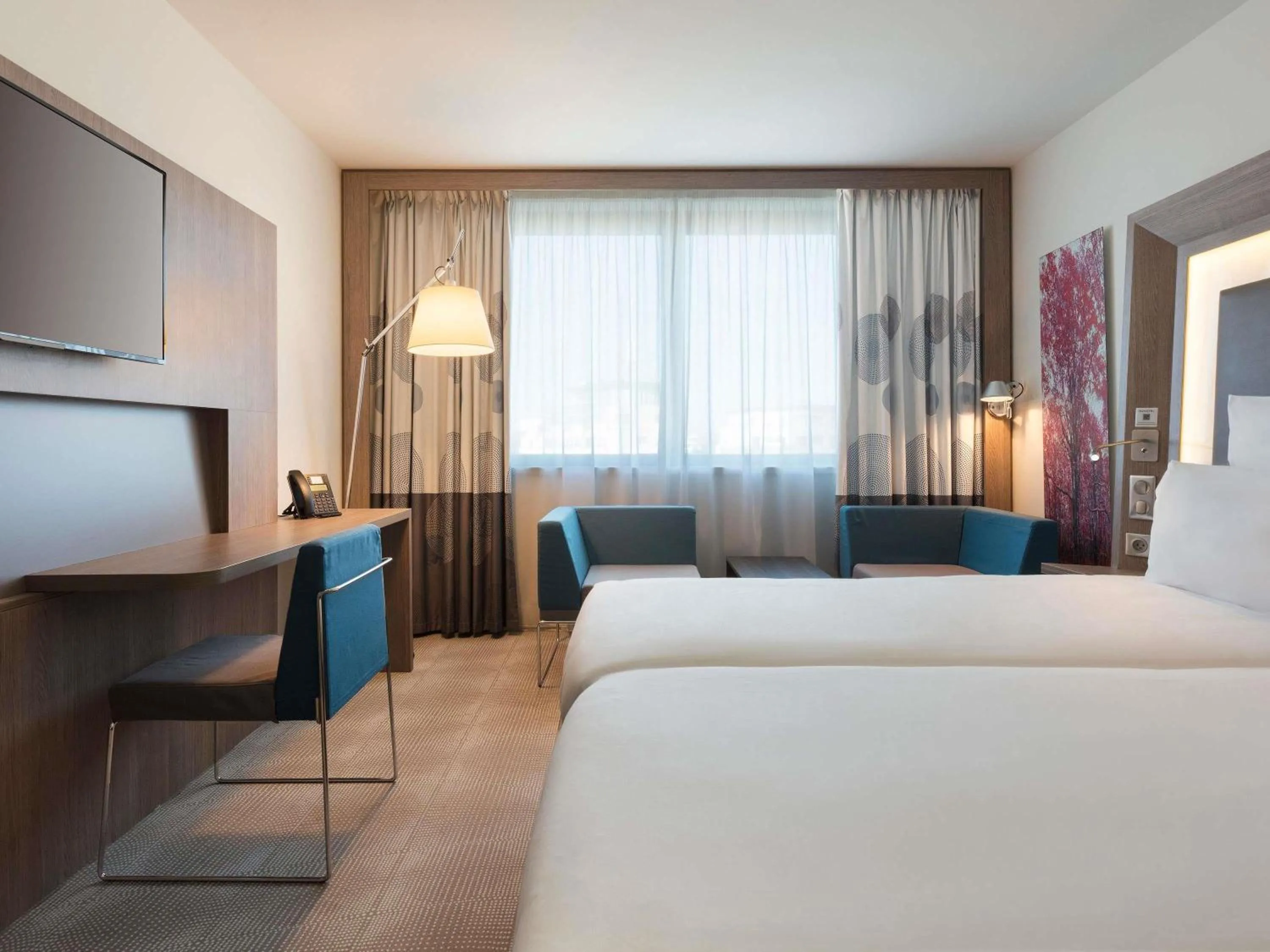 Bedroom, Bed in Novotel Paris Saint Denis Stade Basilique