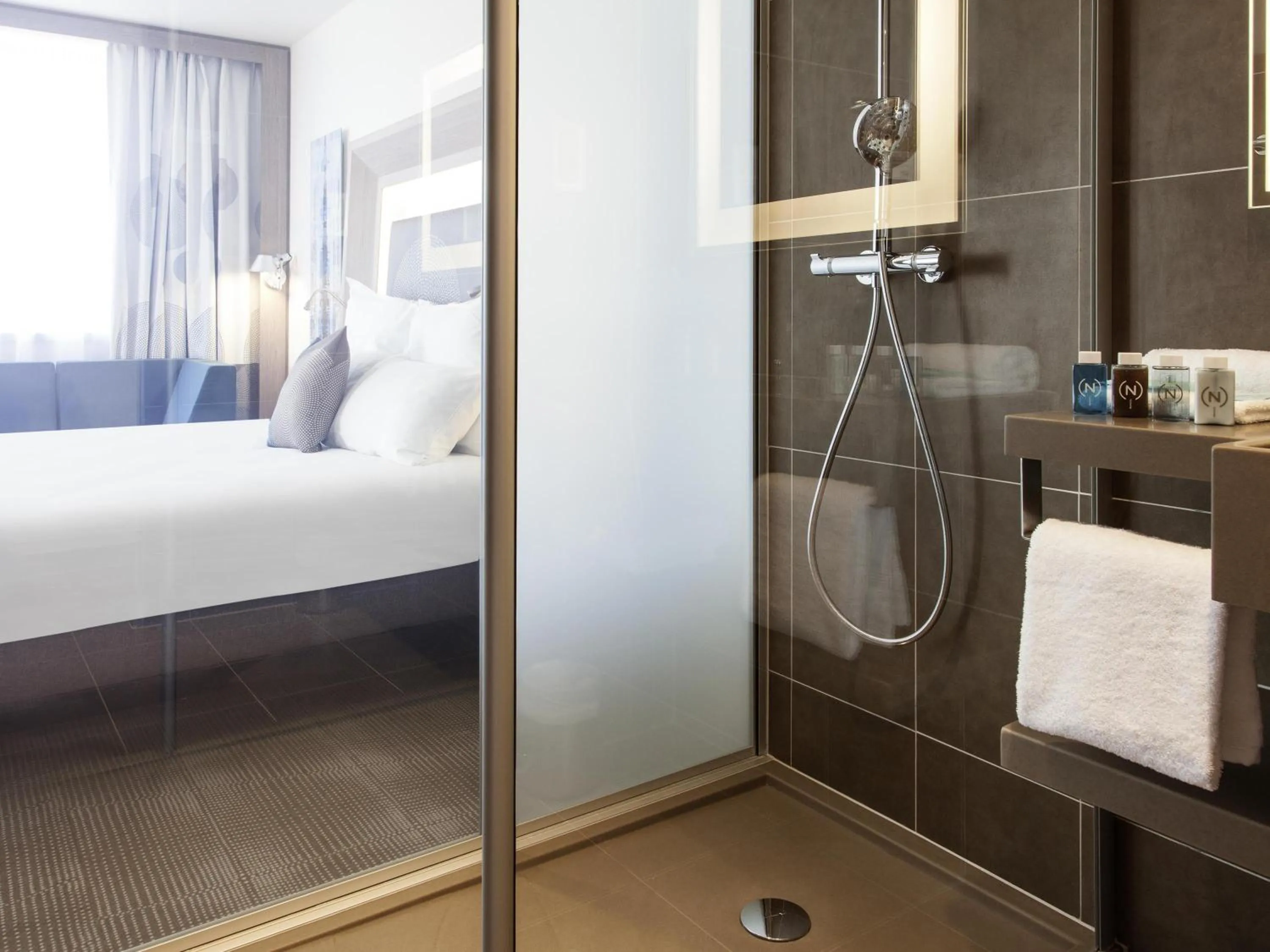 Bedroom, Bed in Novotel Paris Saint Denis Stade Basilique