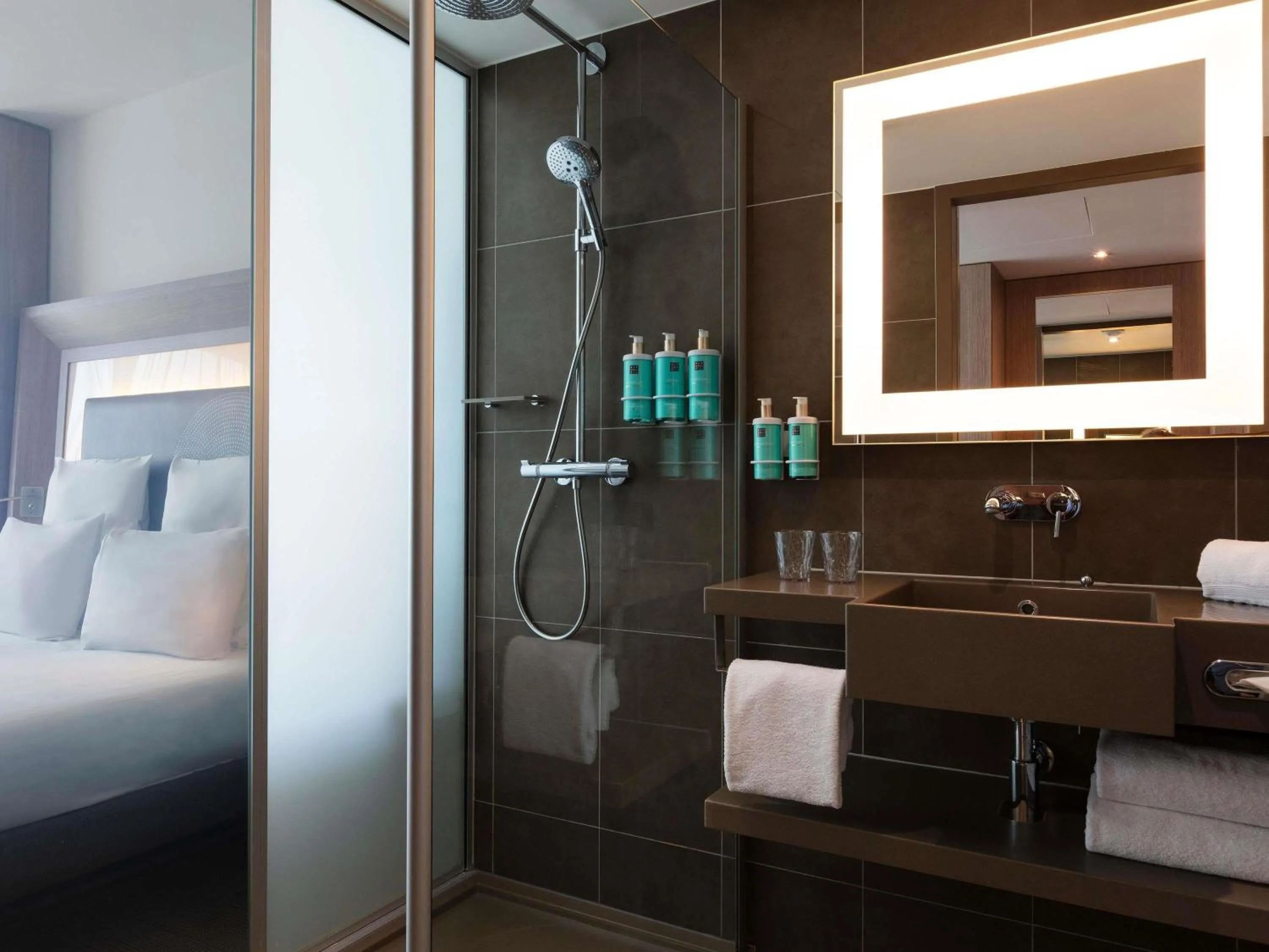 Bedroom, Bed in Novotel Paris Saint Denis Stade Basilique