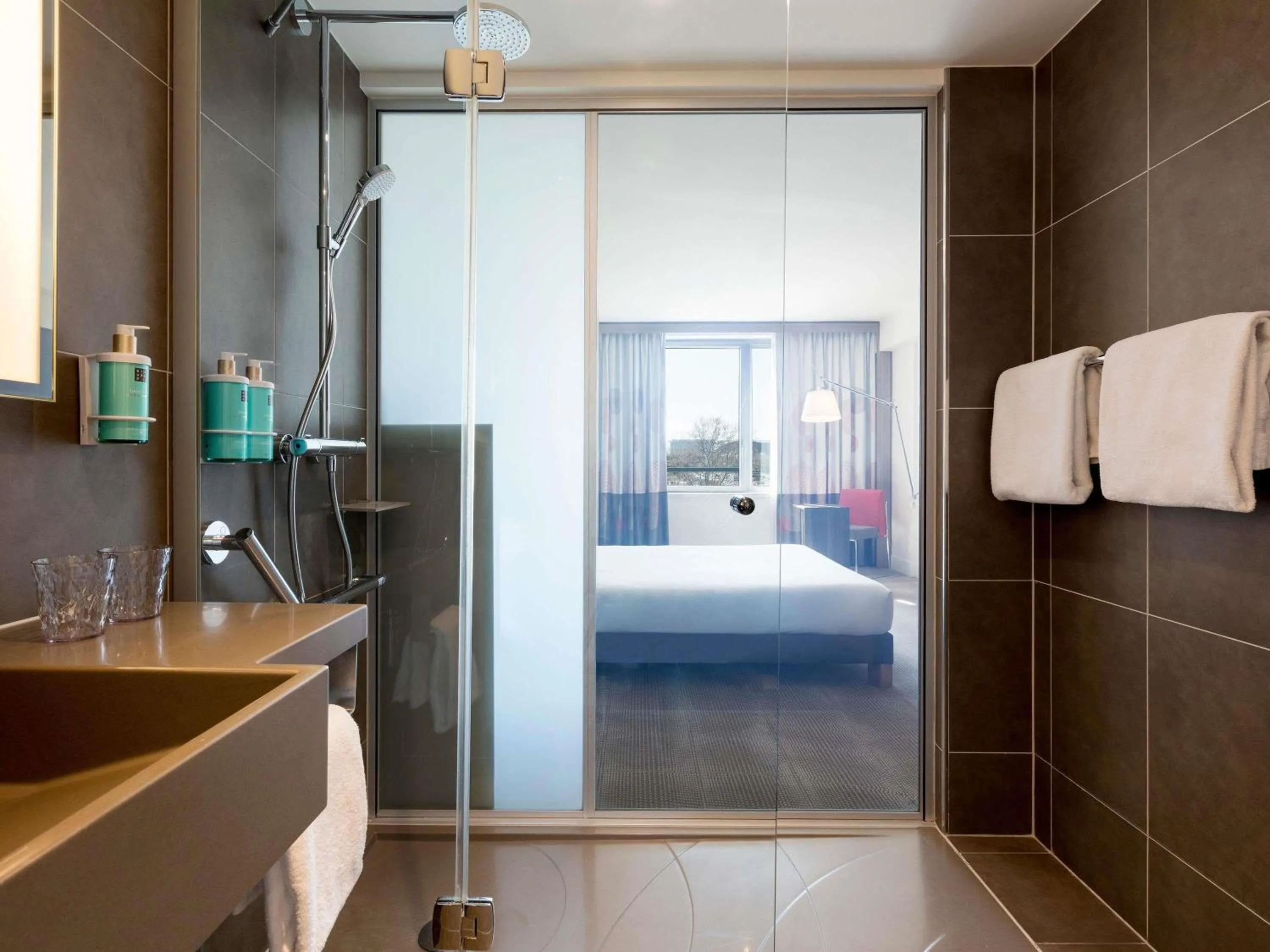 Bedroom, Bed in Novotel Paris Saint Denis Stade Basilique