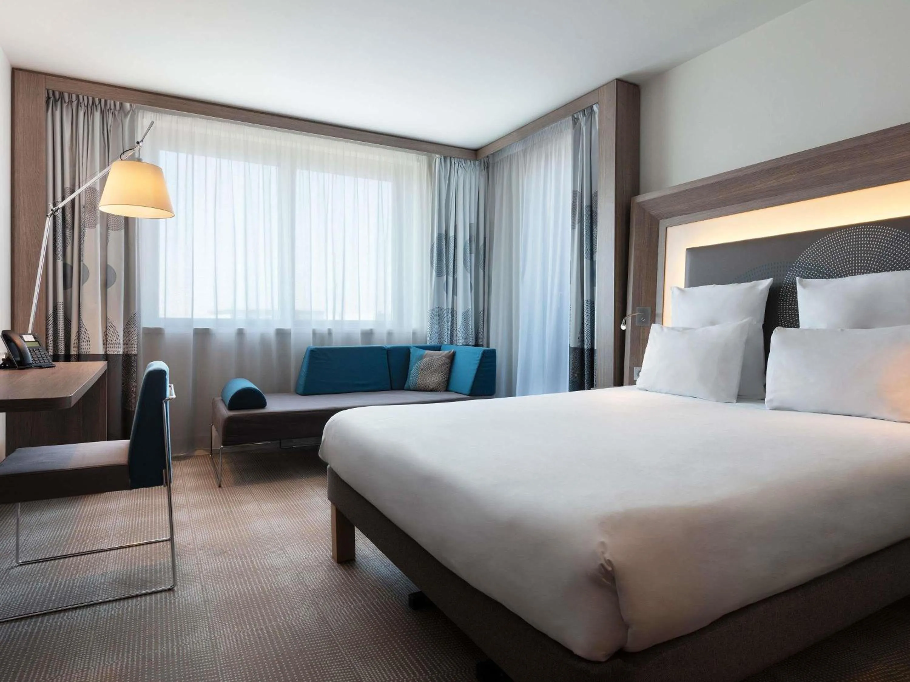 Bedroom, Bed in Novotel Paris Saint Denis Stade Basilique