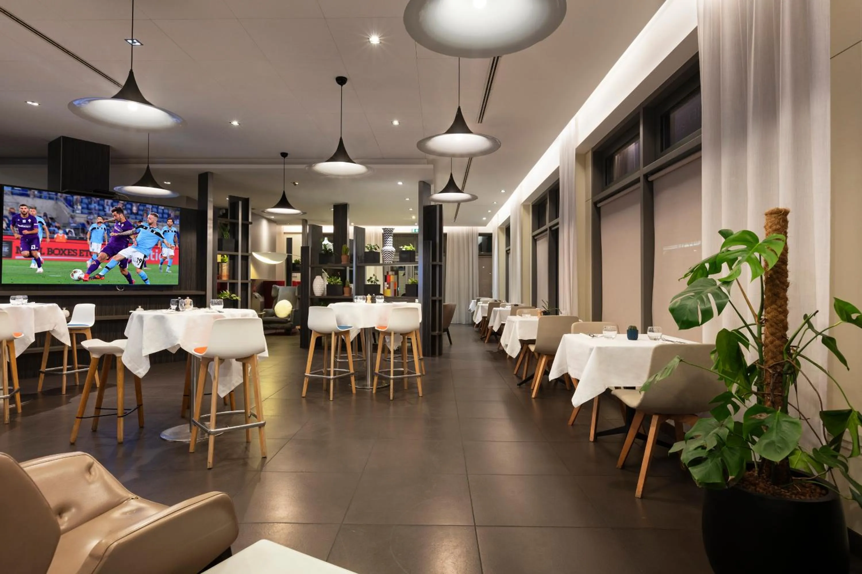 Restaurant/places to eat in Novotel Paris Saint Denis Stade Basilique