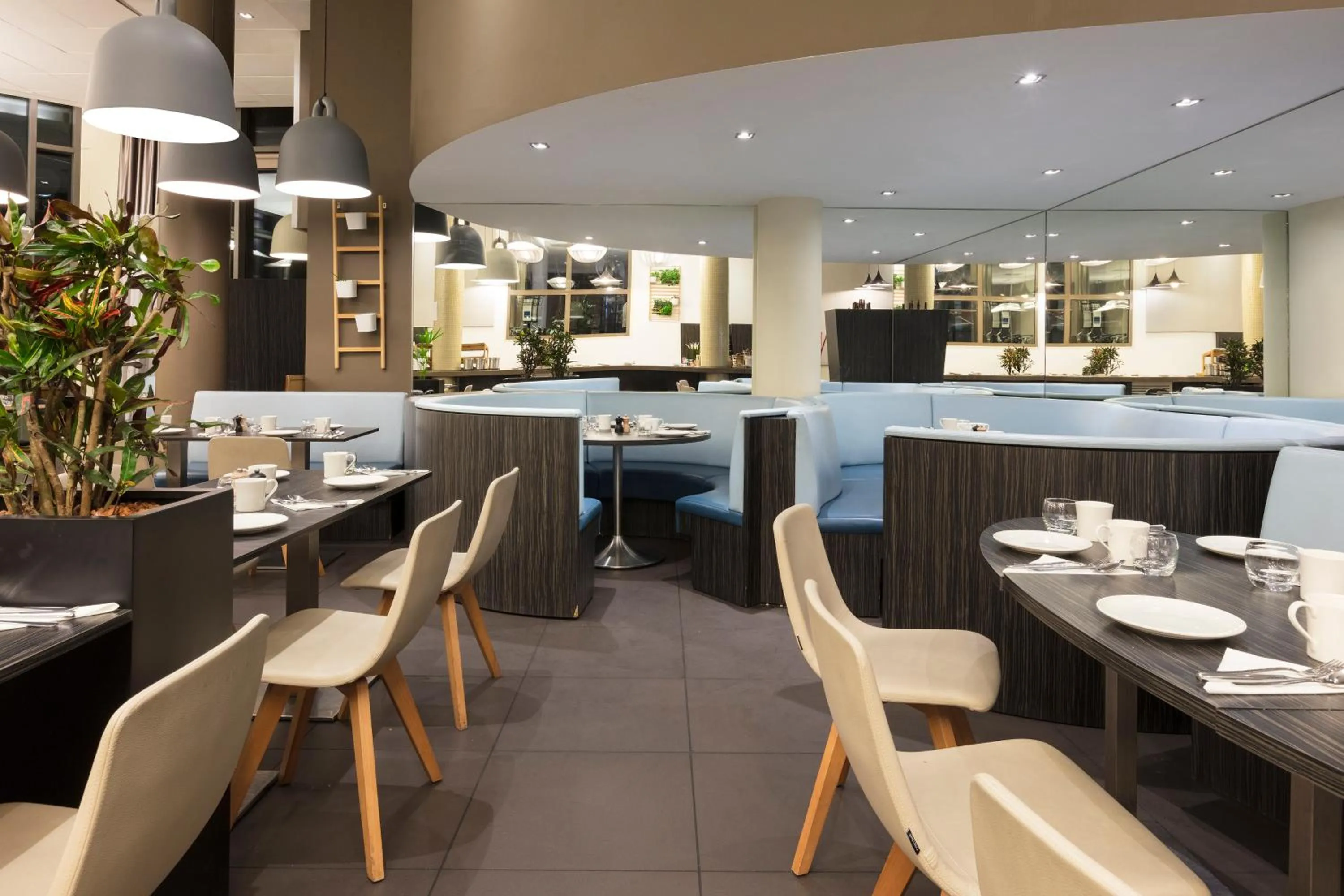 Restaurant/places to eat in Novotel Paris Saint Denis Stade Basilique