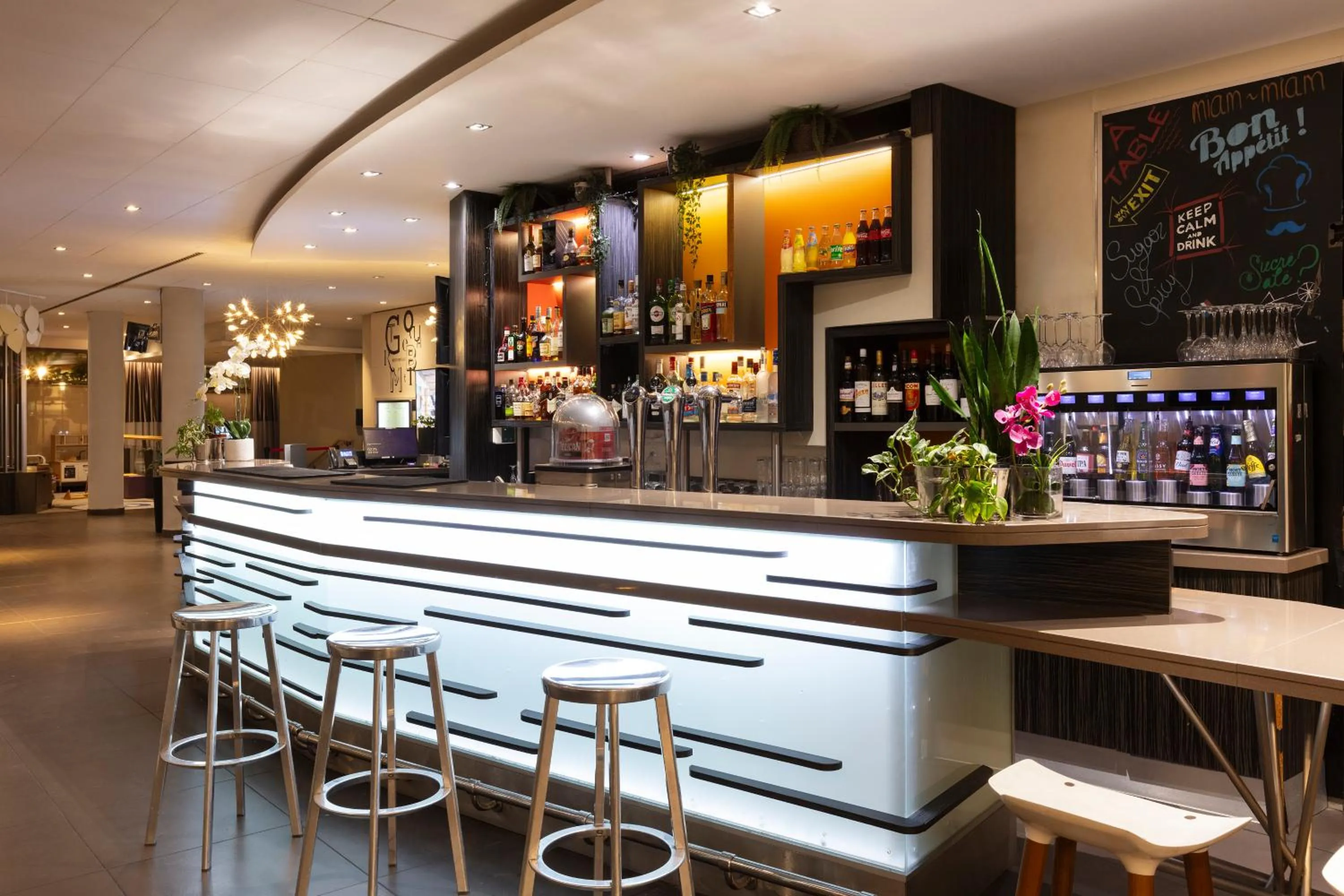 Restaurant/places to eat in Novotel Paris Saint Denis Stade Basilique