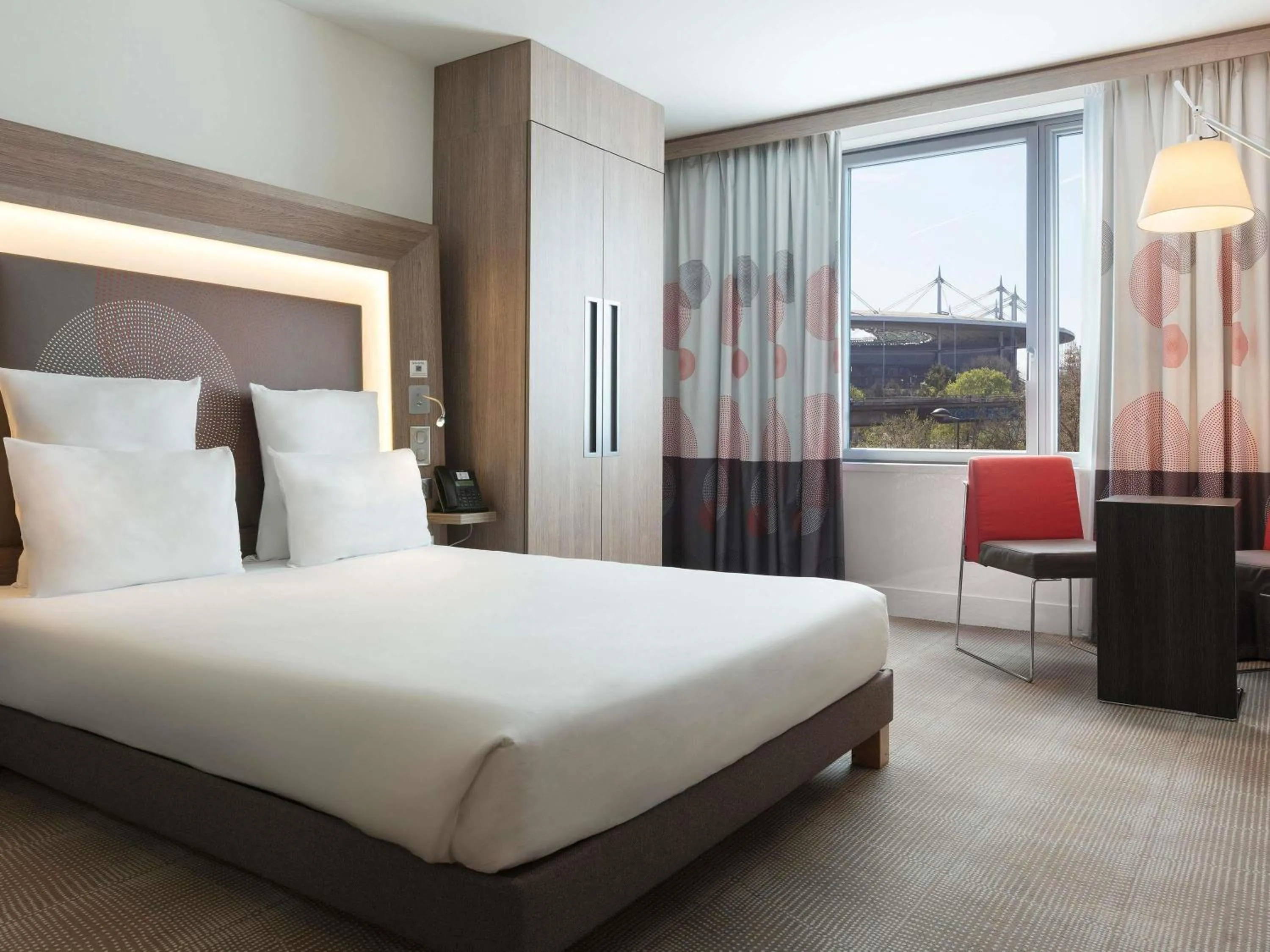 Bedroom, Bed in Novotel Paris Saint Denis Stade Basilique