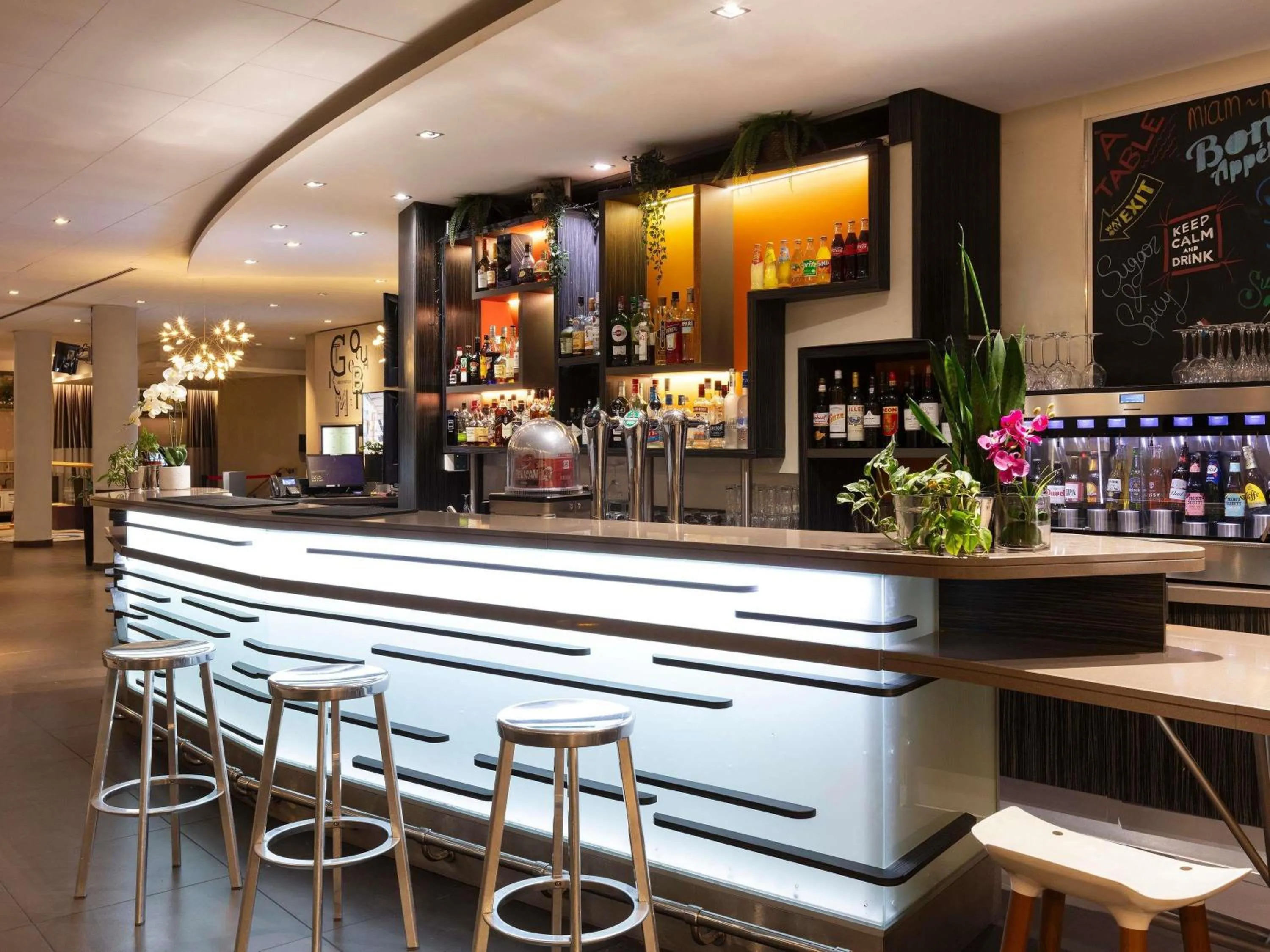 Lounge or bar in Novotel Paris Saint Denis Stade Basilique