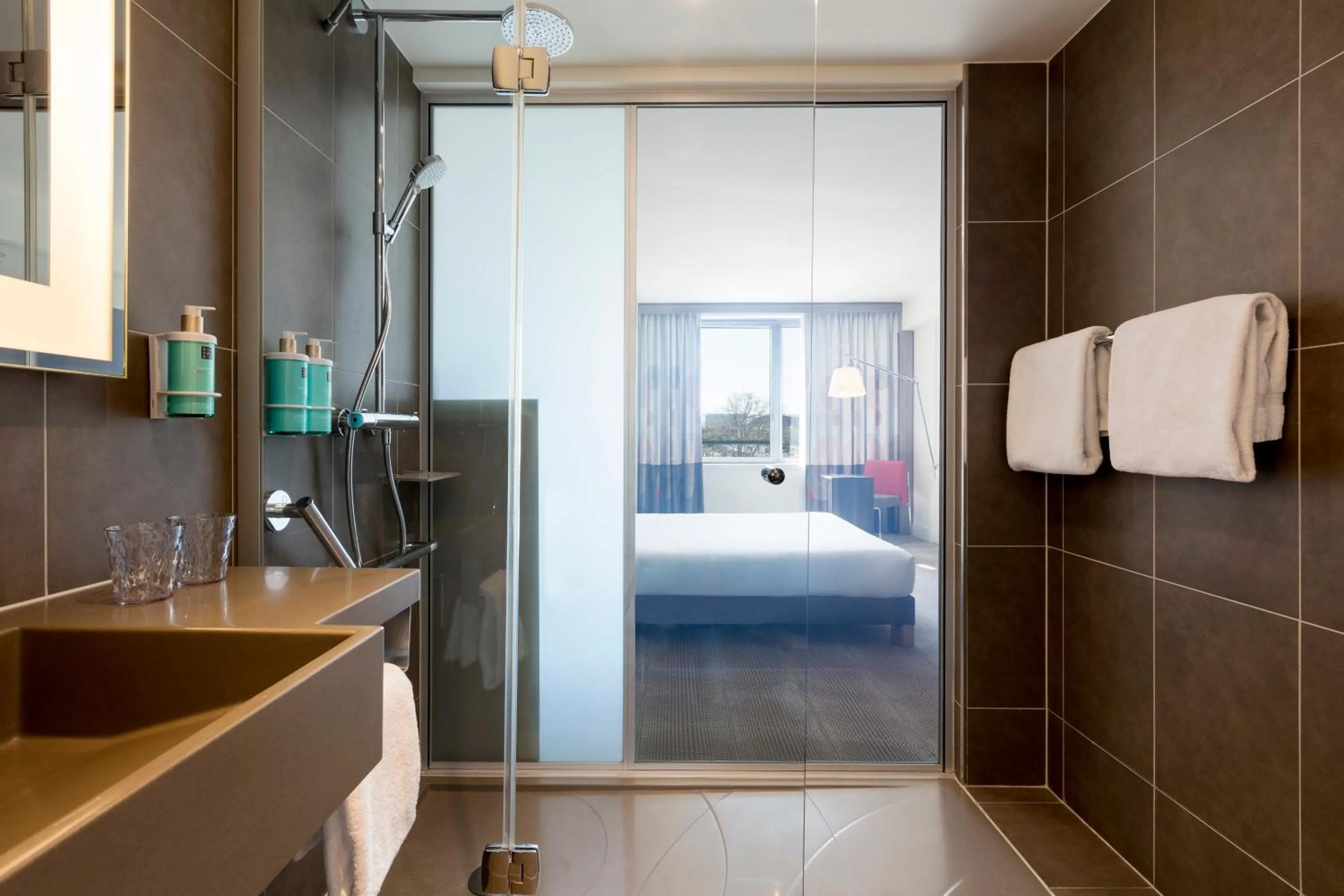 Shower, Bed in Novotel Paris Saint Denis Stade Basilique