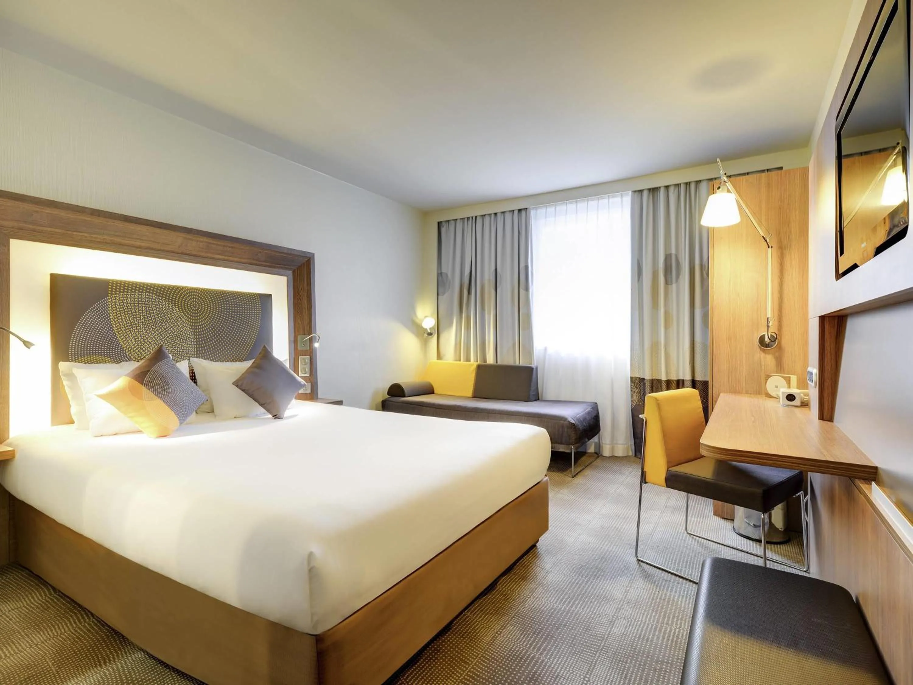 Bedroom, Bed in Novotel Paris Saint Denis Stade Basilique