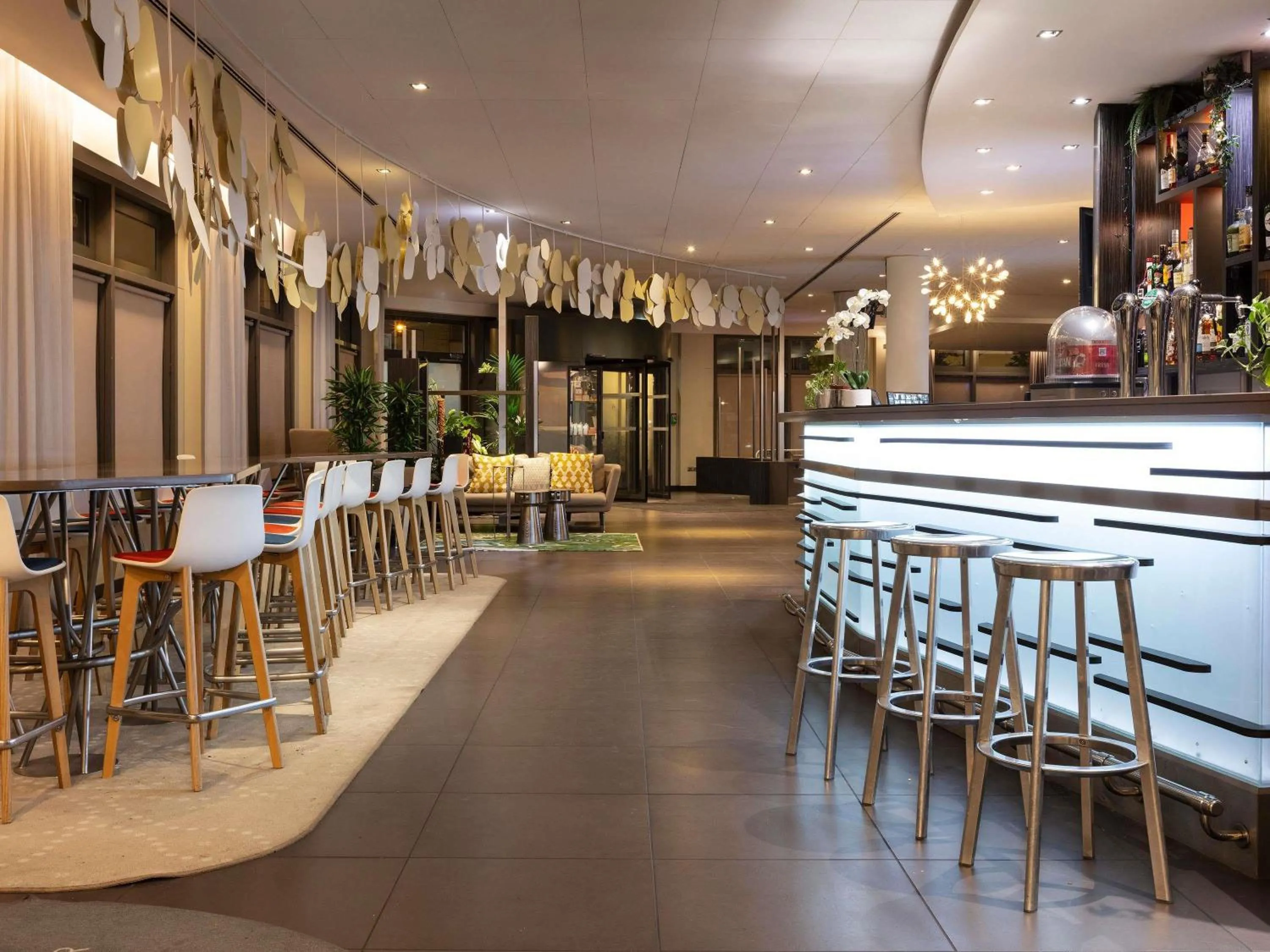 Lounge or bar in Novotel Paris Saint Denis Stade Basilique