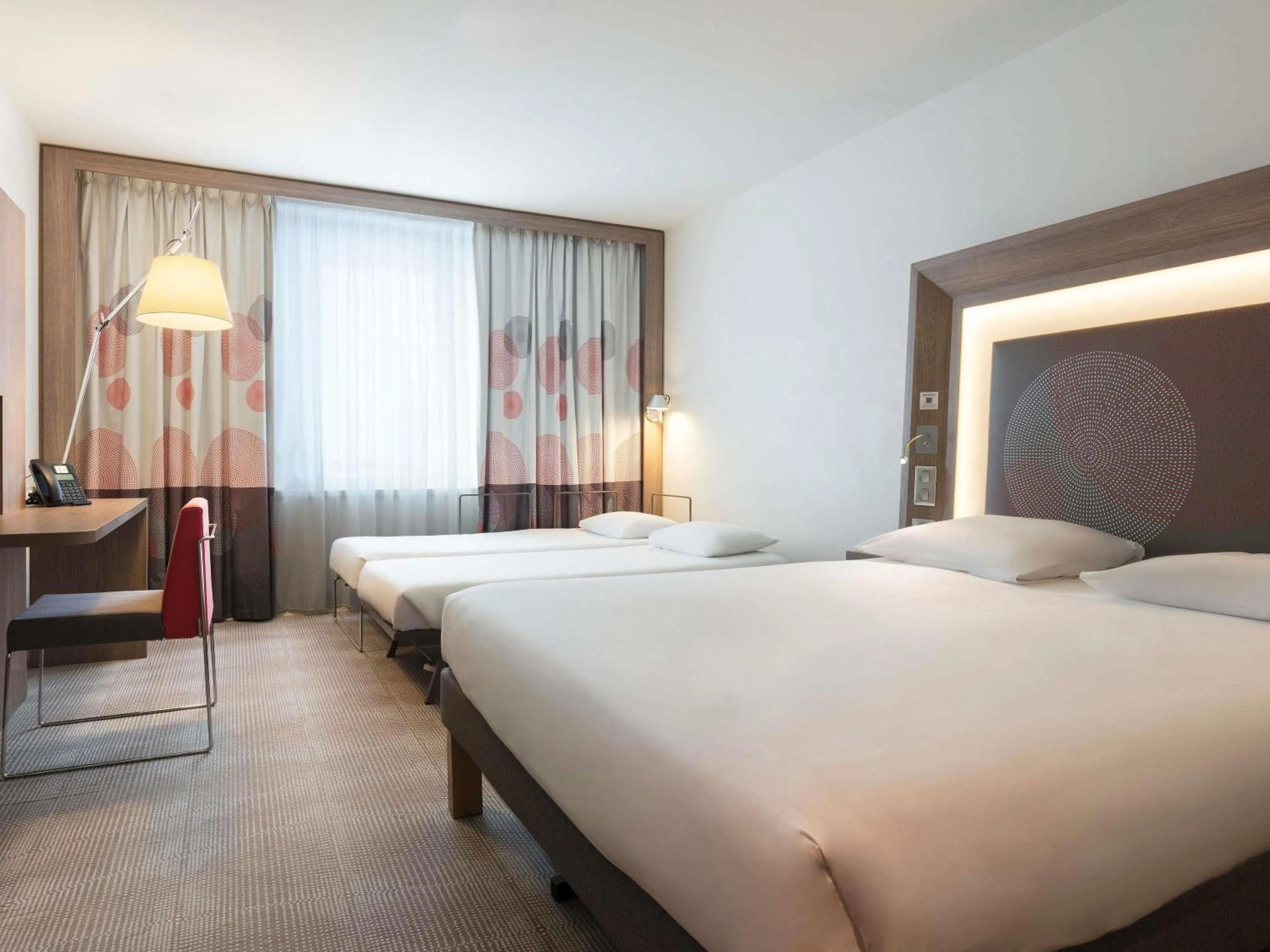 Bedroom, Bed in Novotel Paris Saint Denis Stade Basilique