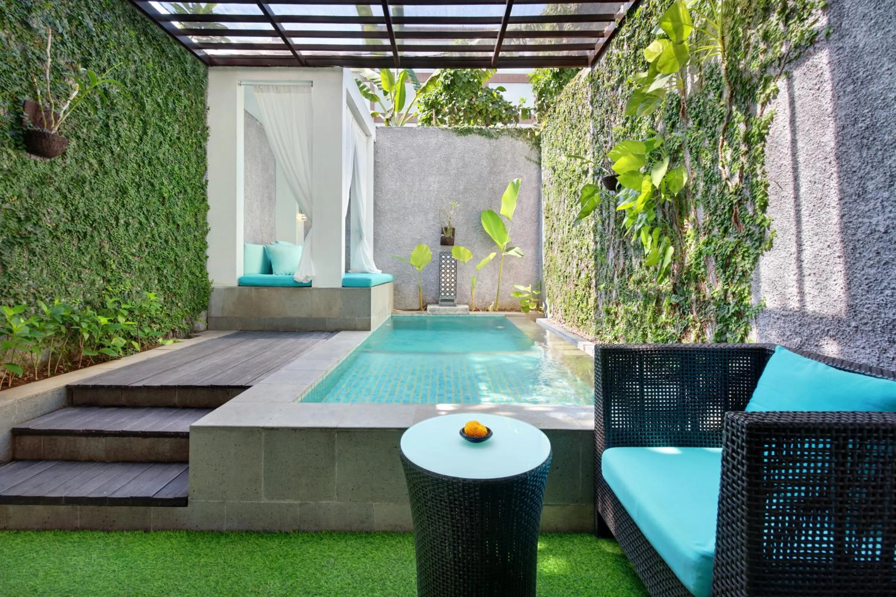 Swimming pool in Mercure Bali Legian