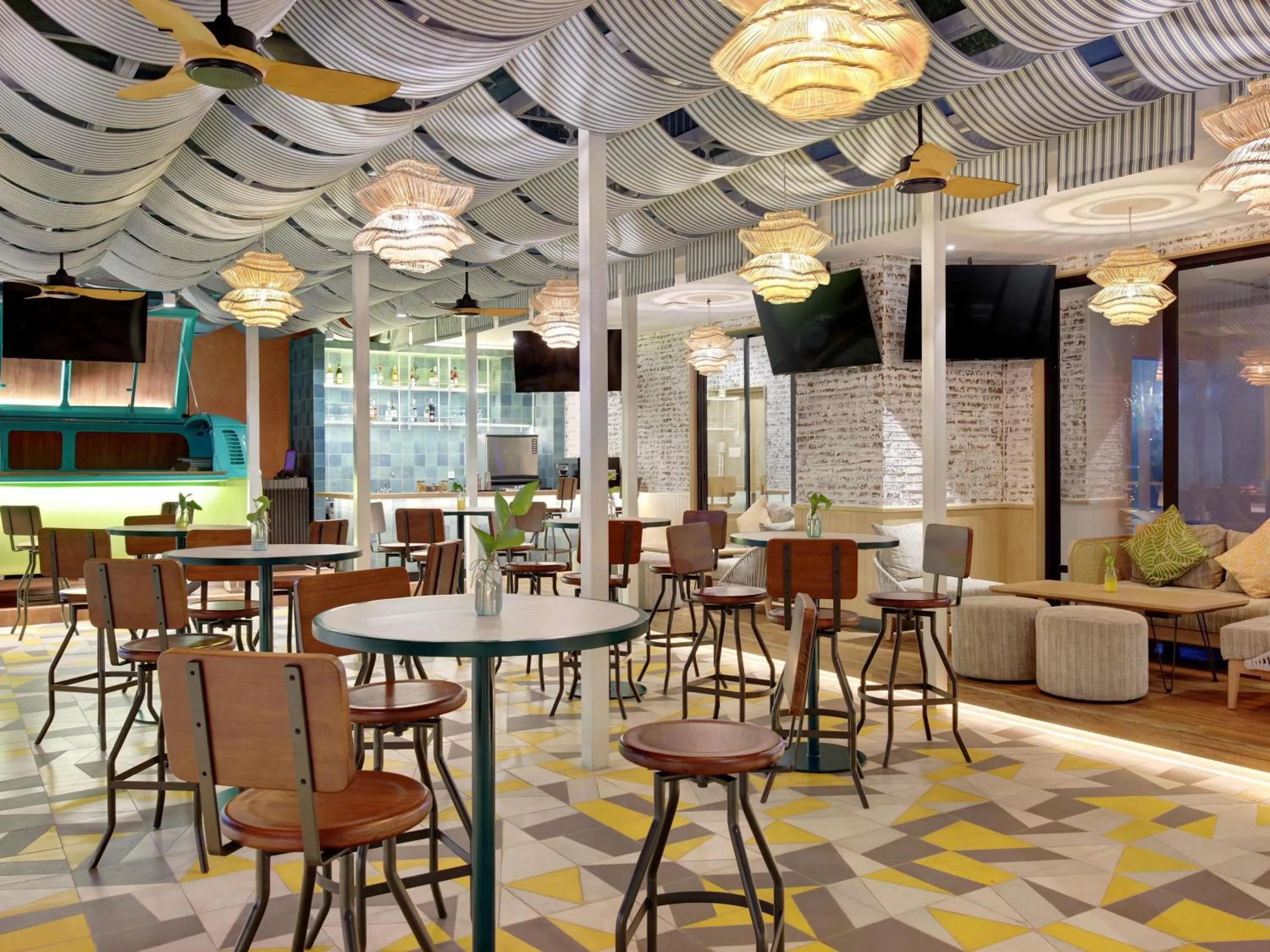 Lounge or bar in Mercure Bali Legian