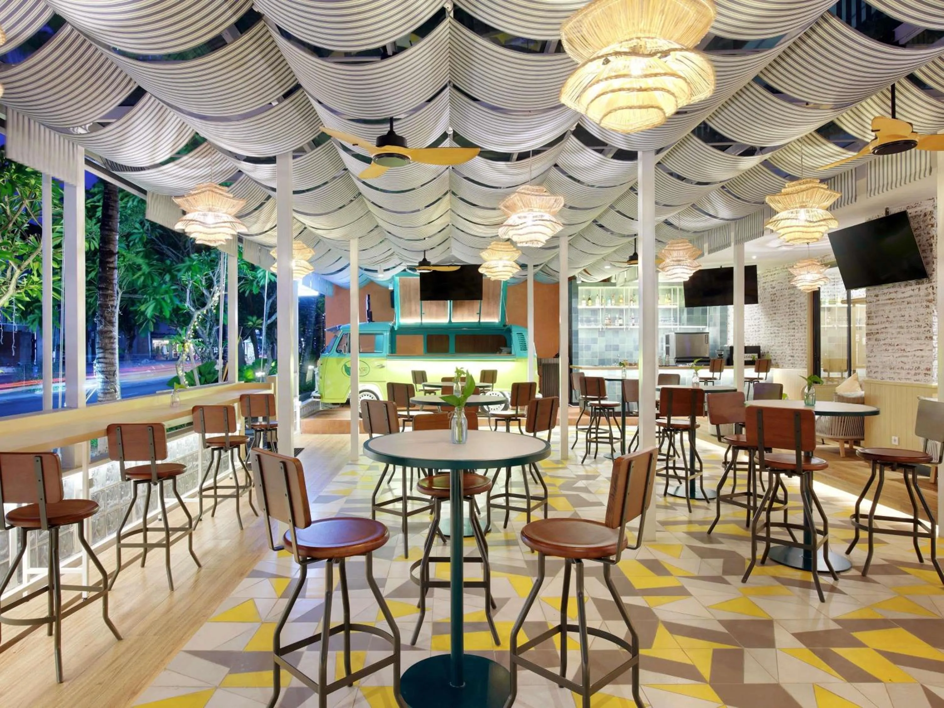 Lounge or bar in Mercure Bali Legian