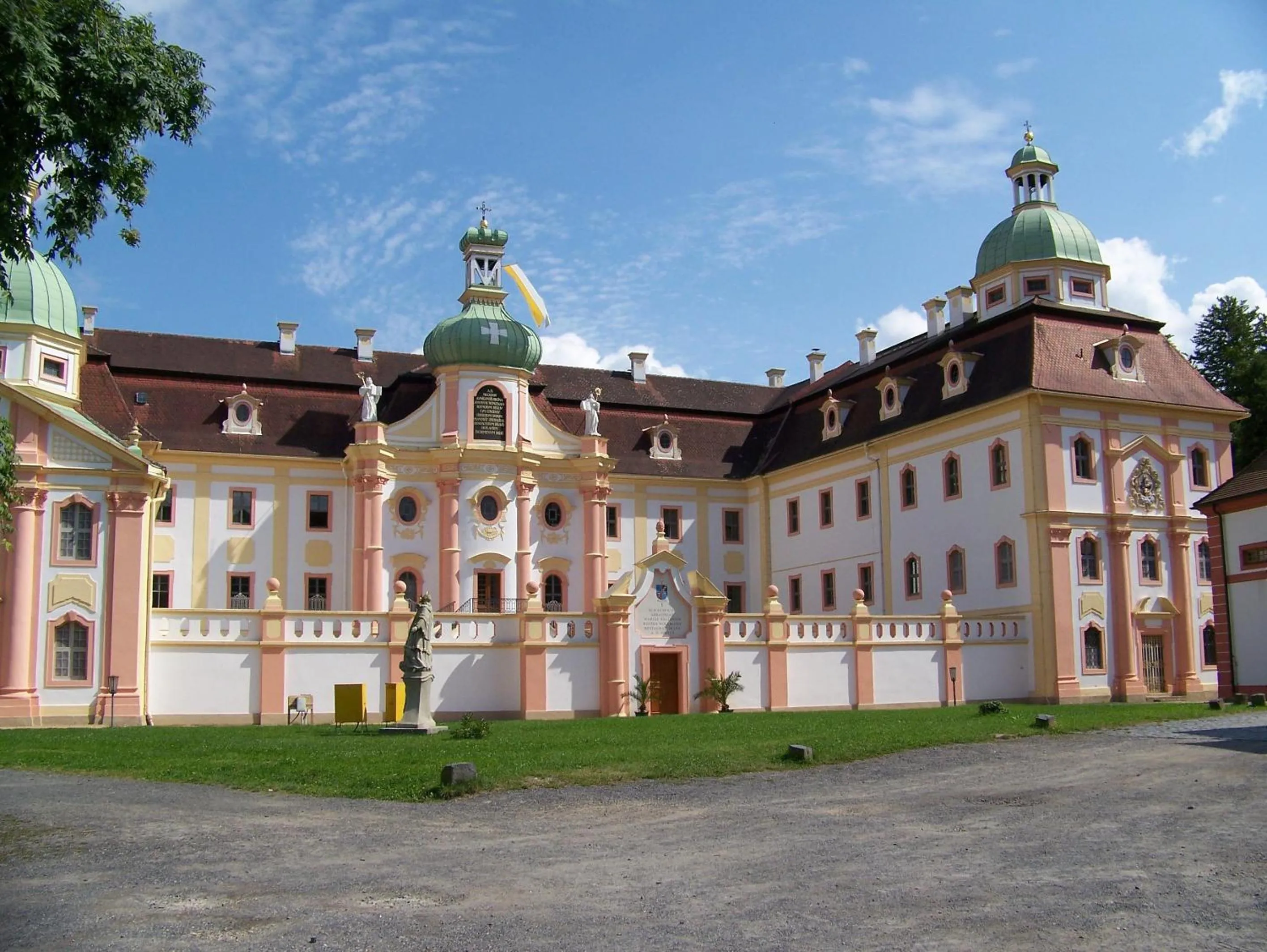 Facade/entrance in Gästehäuser St. Marienthal