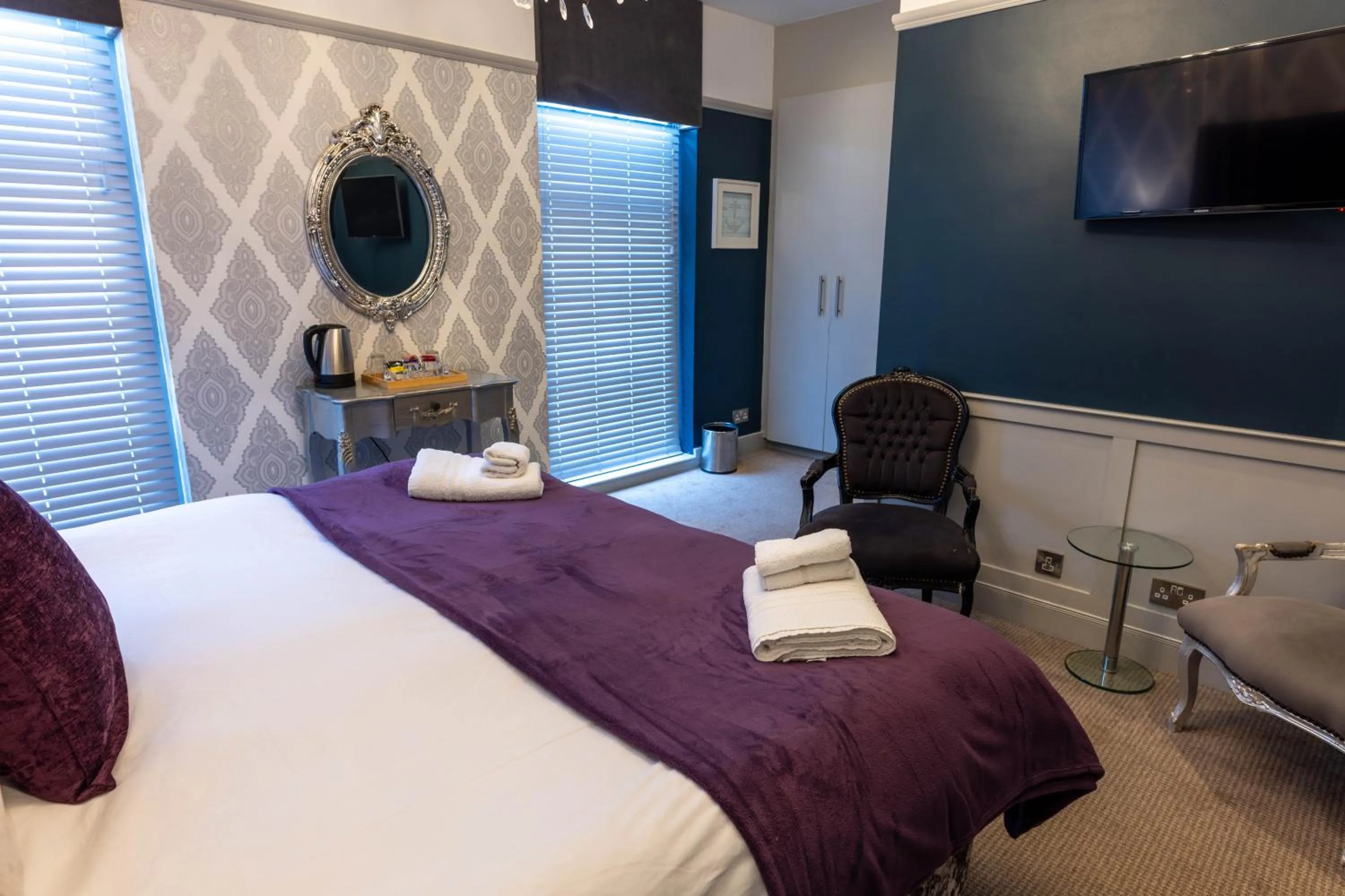 Bedroom, Bed in Crescent Victoria Hotel