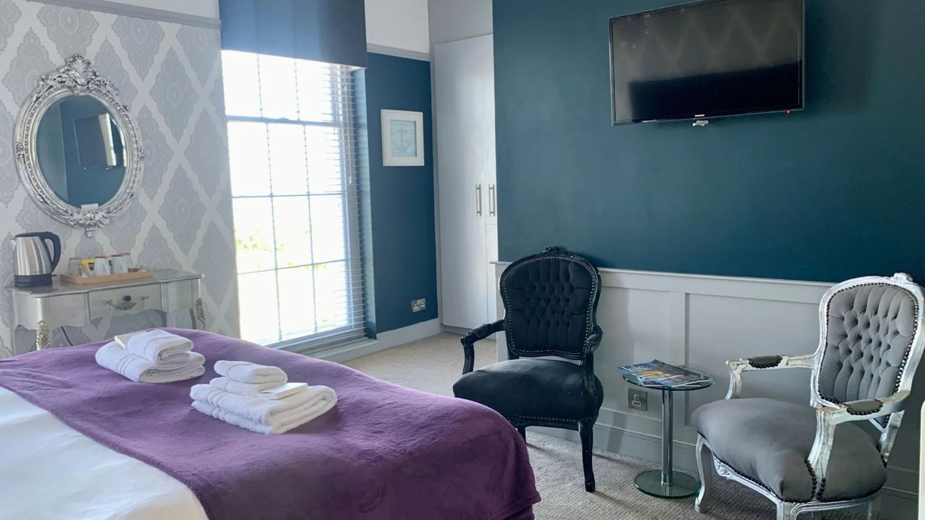 Bedroom, Bed in Crescent Victoria Hotel