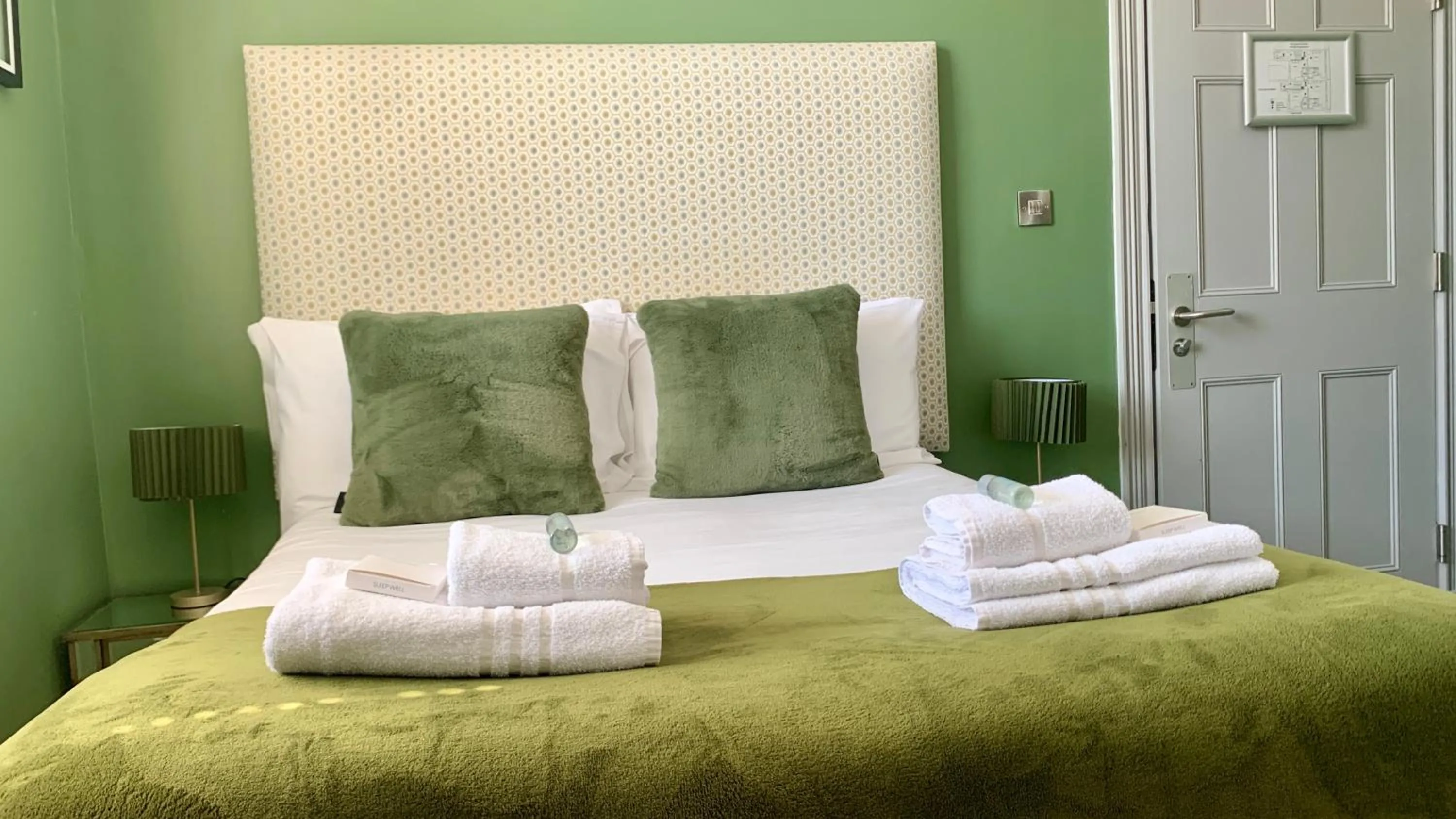 Bedroom, Bed in Crescent Victoria Hotel